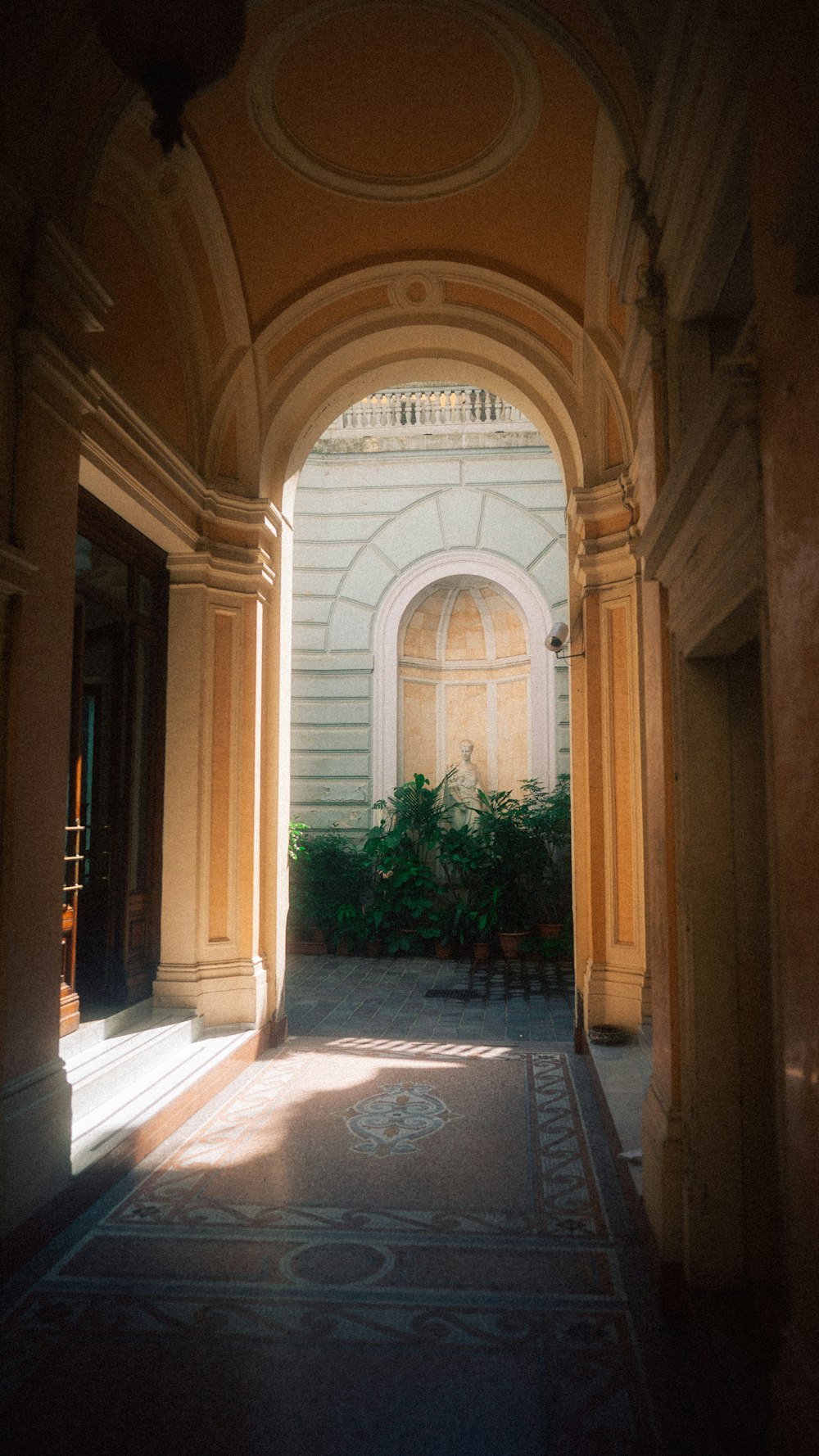 un couloir avec une statue au milieu