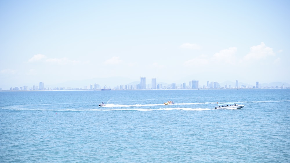 um horizonte da cidade do outro lado da água