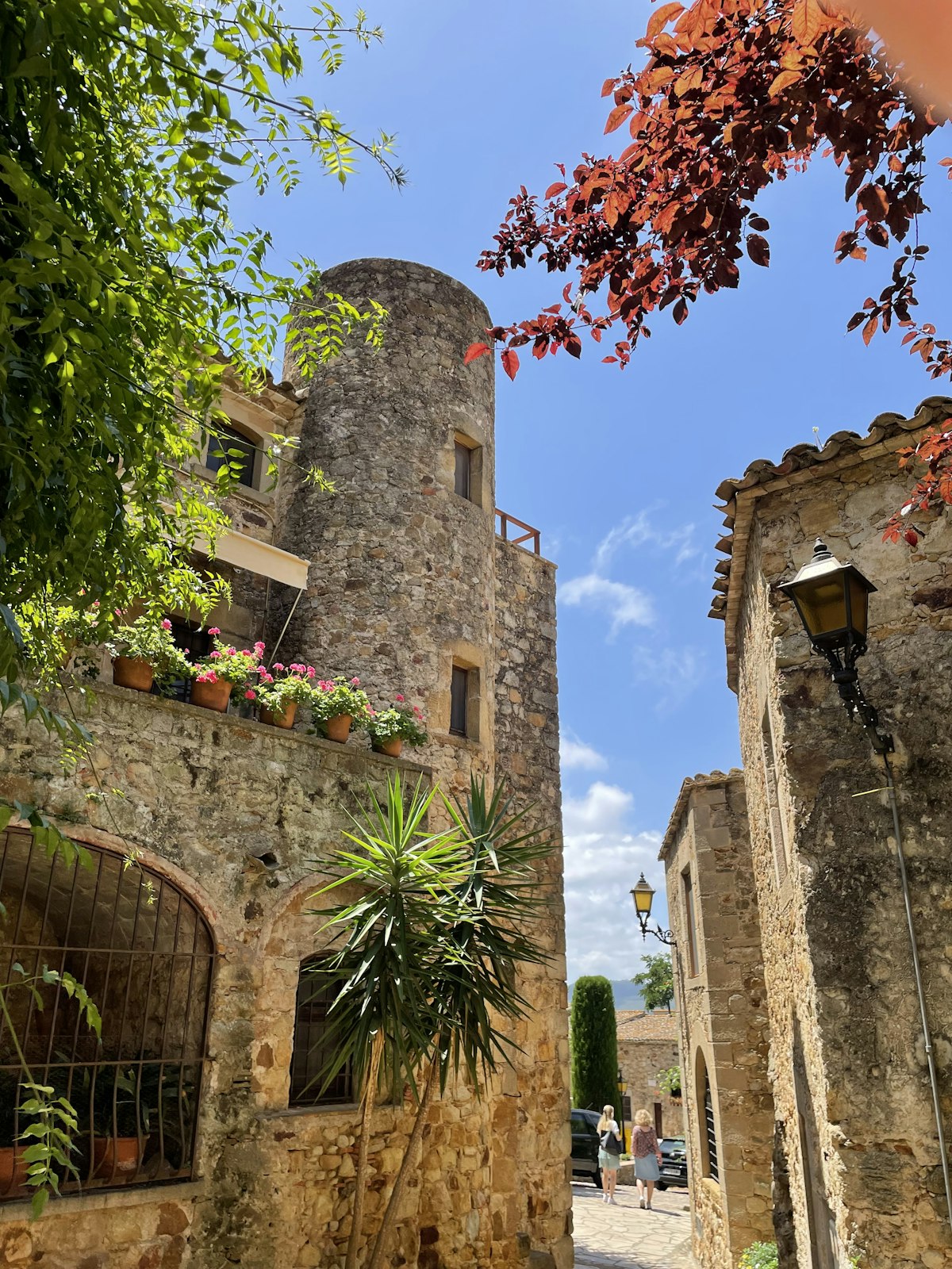 Calles empedradas del pueblo medieval de Pals en el Empordà