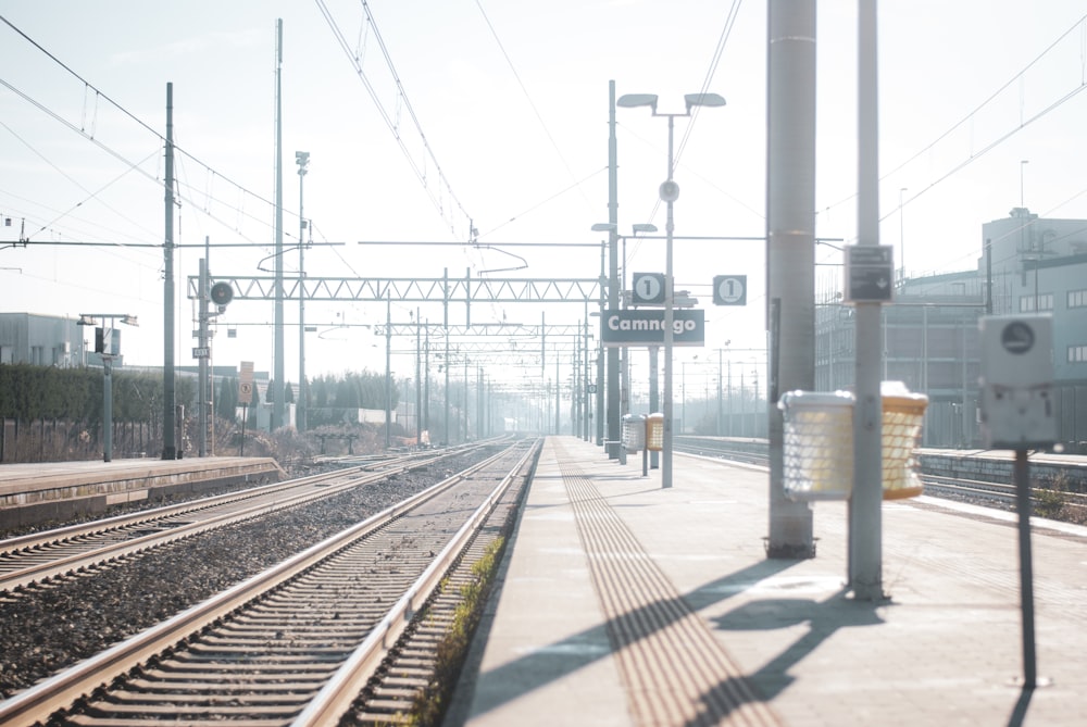 Binari del treno con un cartello su di esso