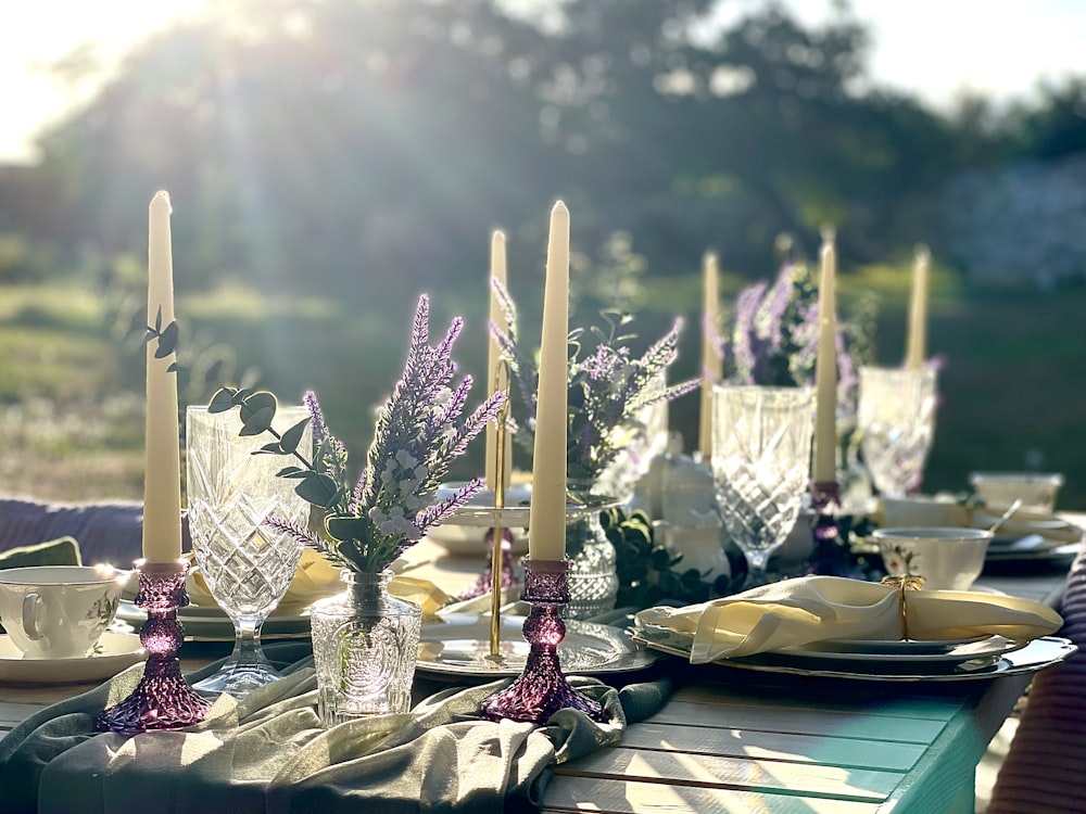 una mesa con velas y flores