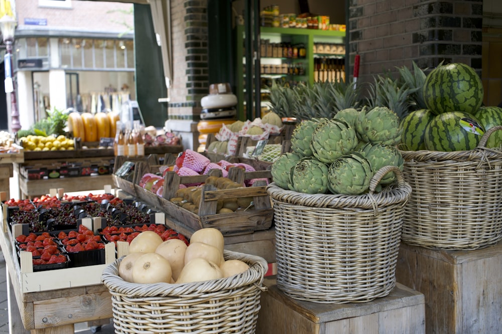 Un mercado con cestas de fruta