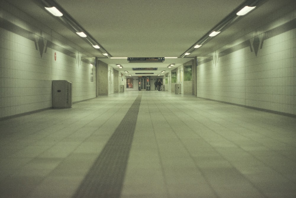 Un primer plano de una estación de metro