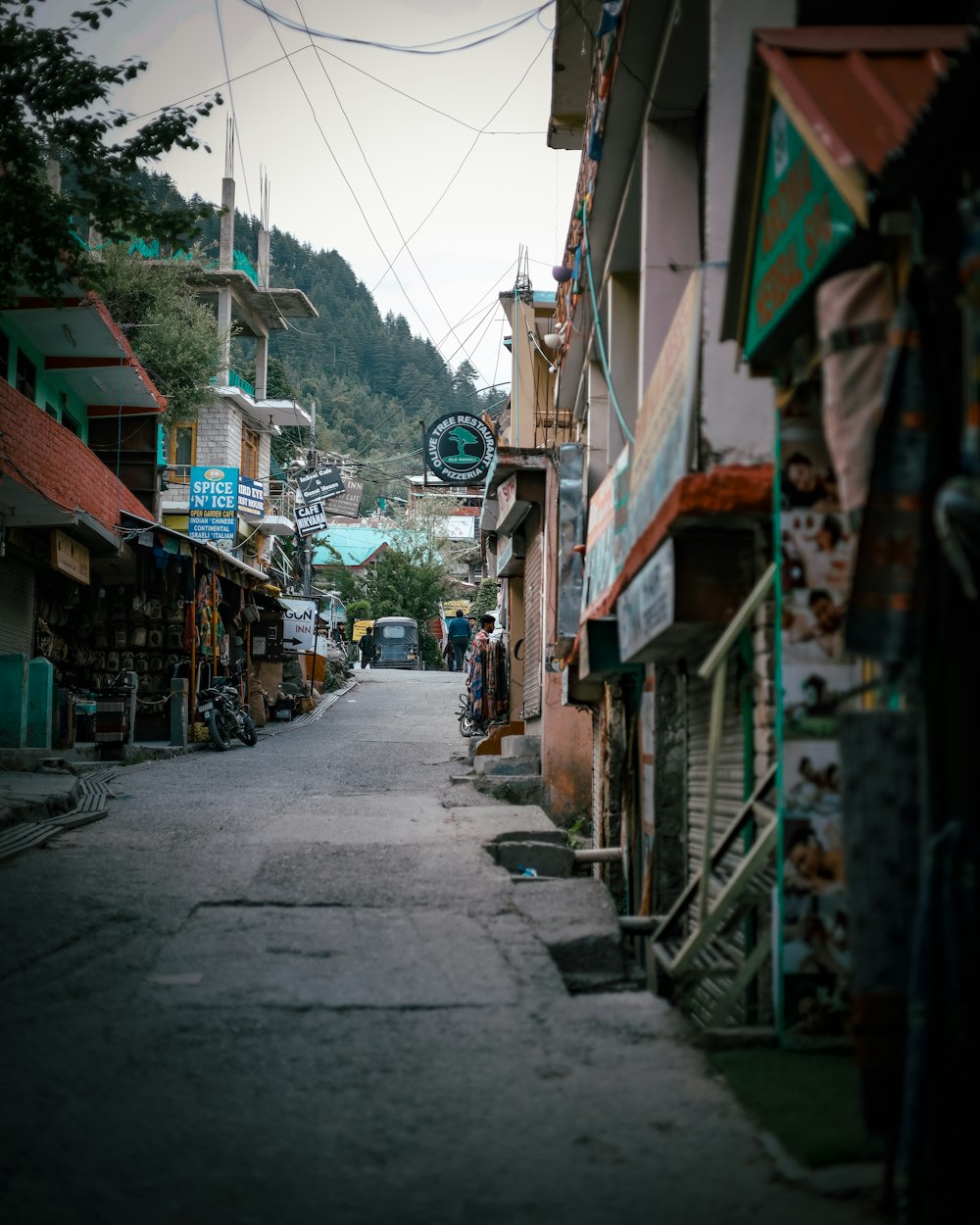 Une rue avec des bâtiments et des gens