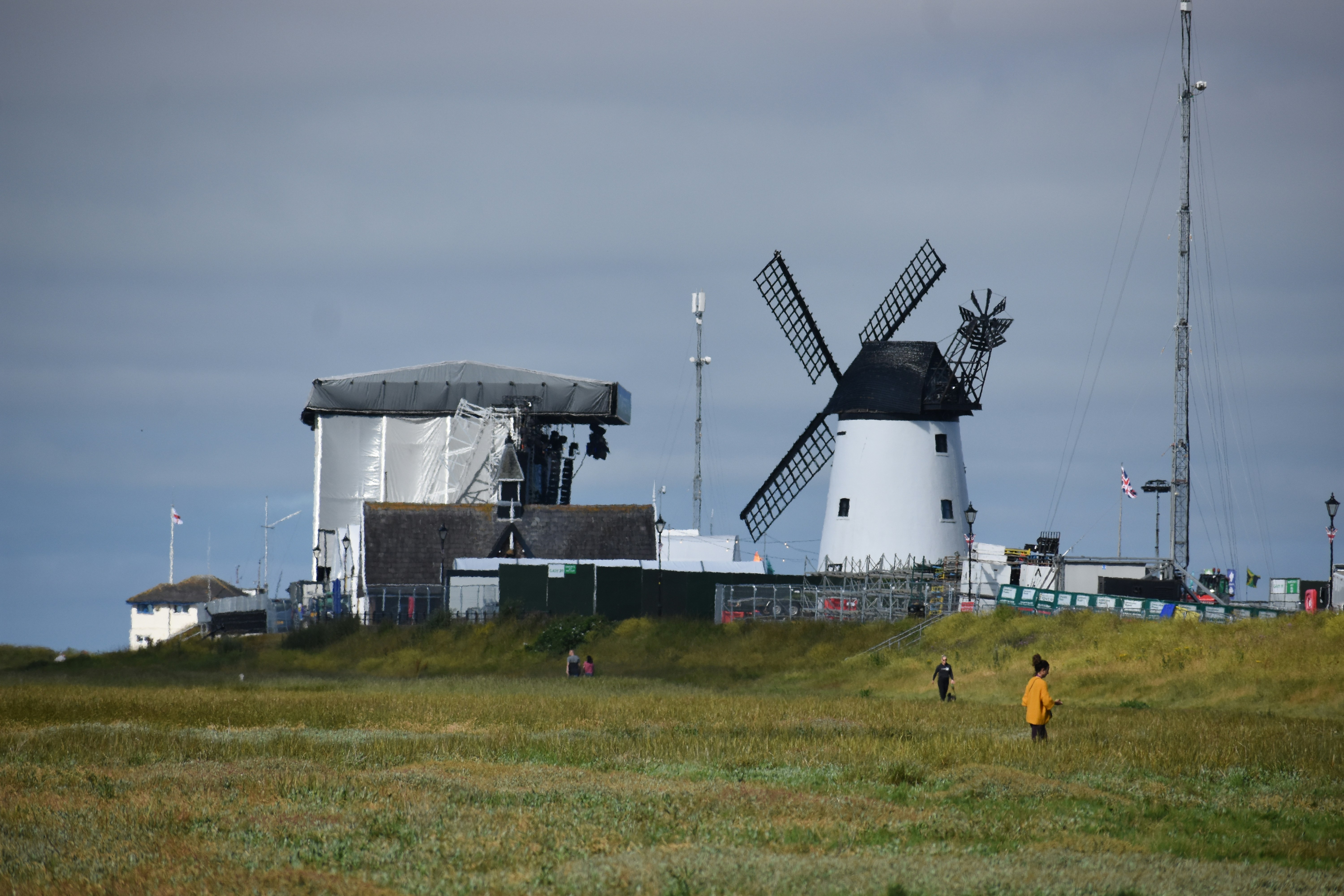 Eine Gruppe von Menschen, die um ein großes Gebäude herumlaufen