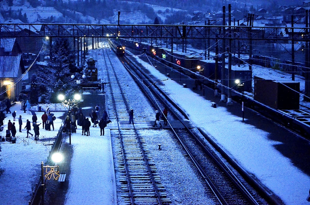 Una estación de tren con gente esperando