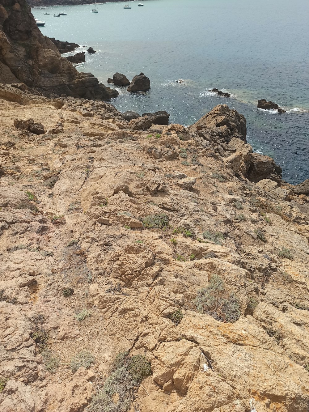 Una spiaggia rocciosa con uno specchio d'acqua sullo sfondo