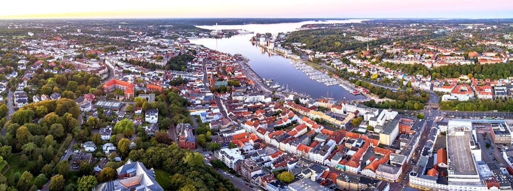 Un fiume che attraversa una città