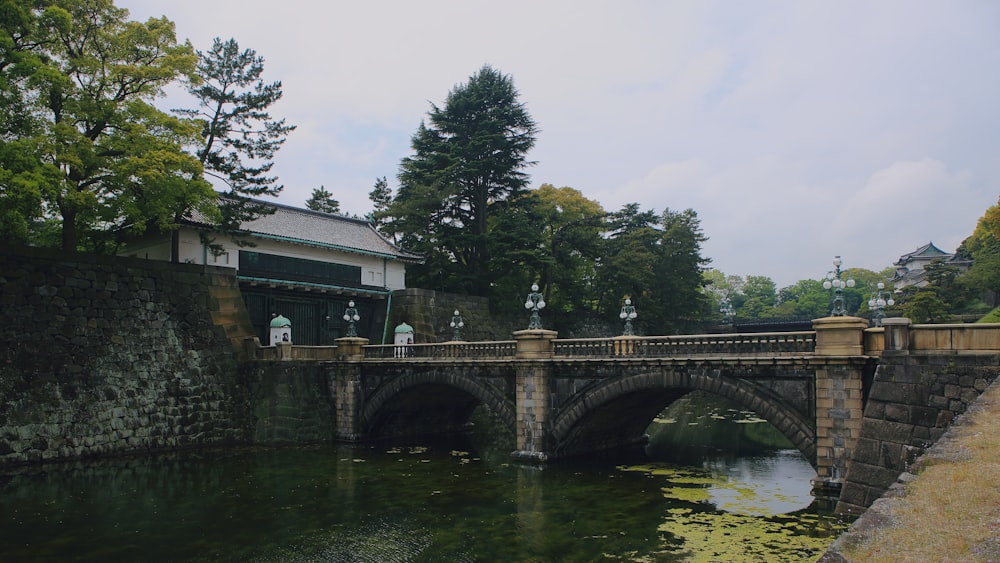 uma ponte sobre um rio