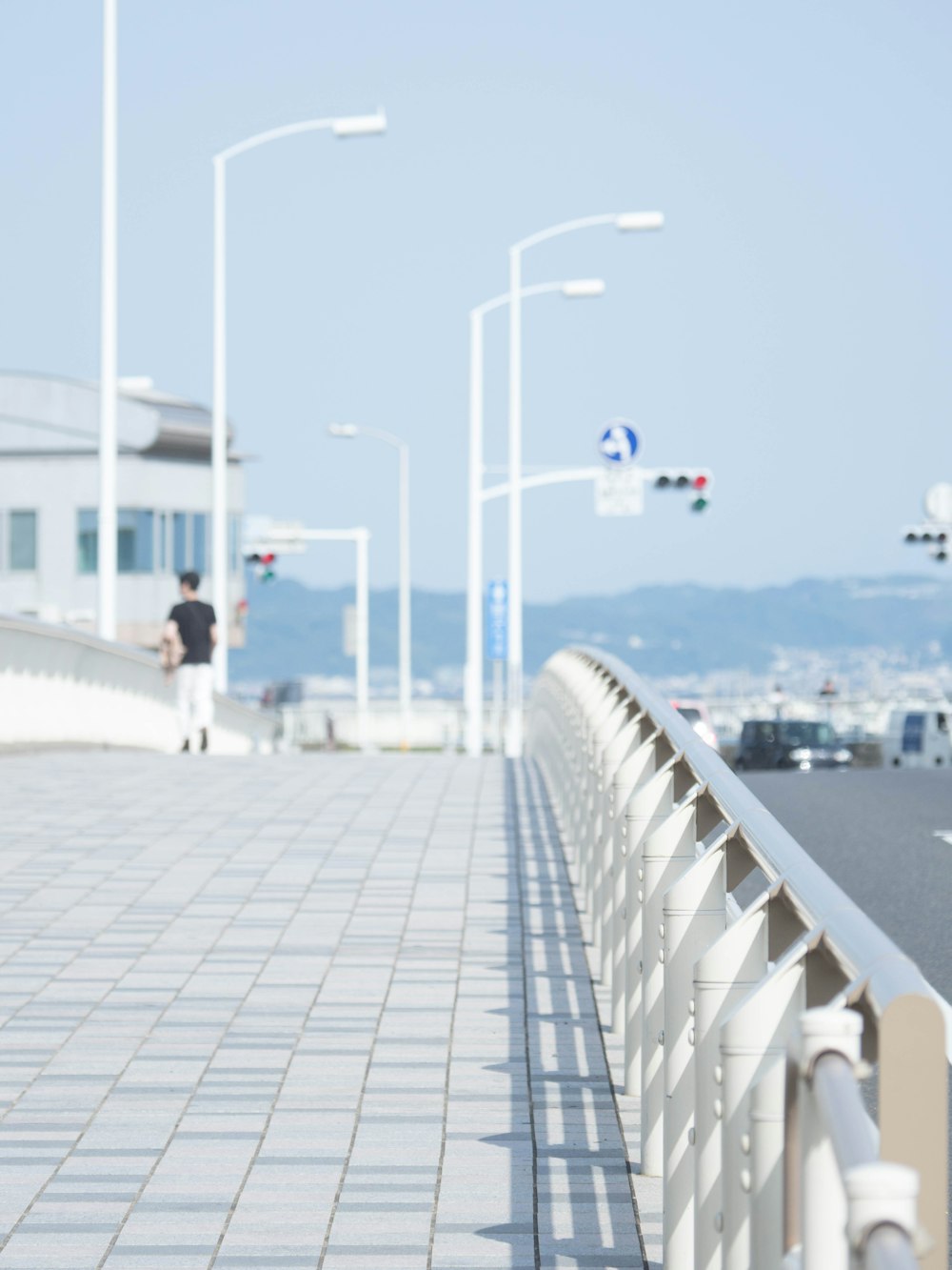 un pont au-dessus d’une route