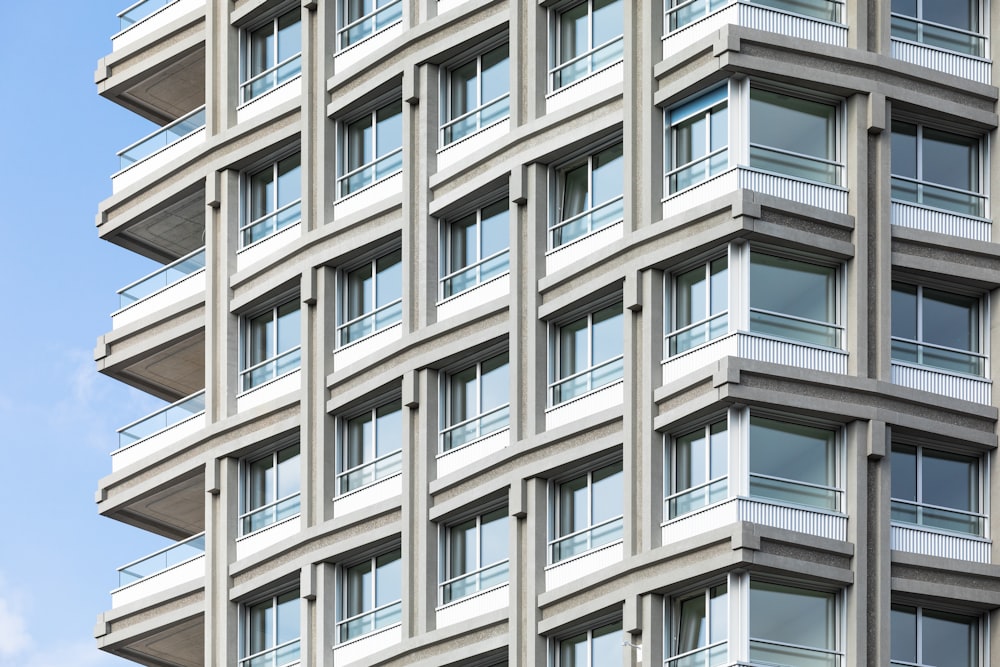 Un edificio con muchas ventanas