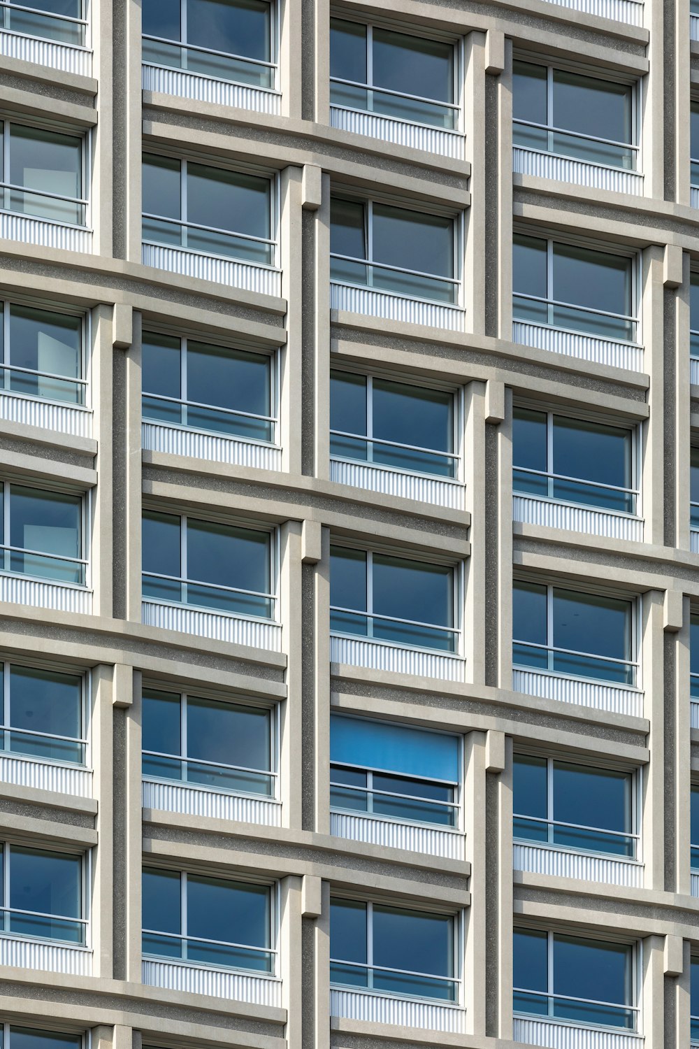 um edifício com muitas janelas