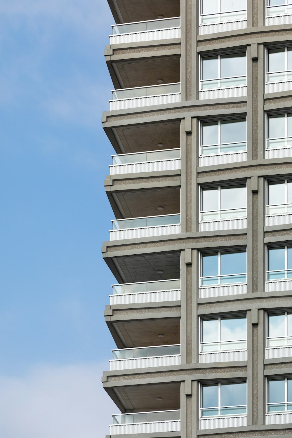 um edifício alto com muitas janelas