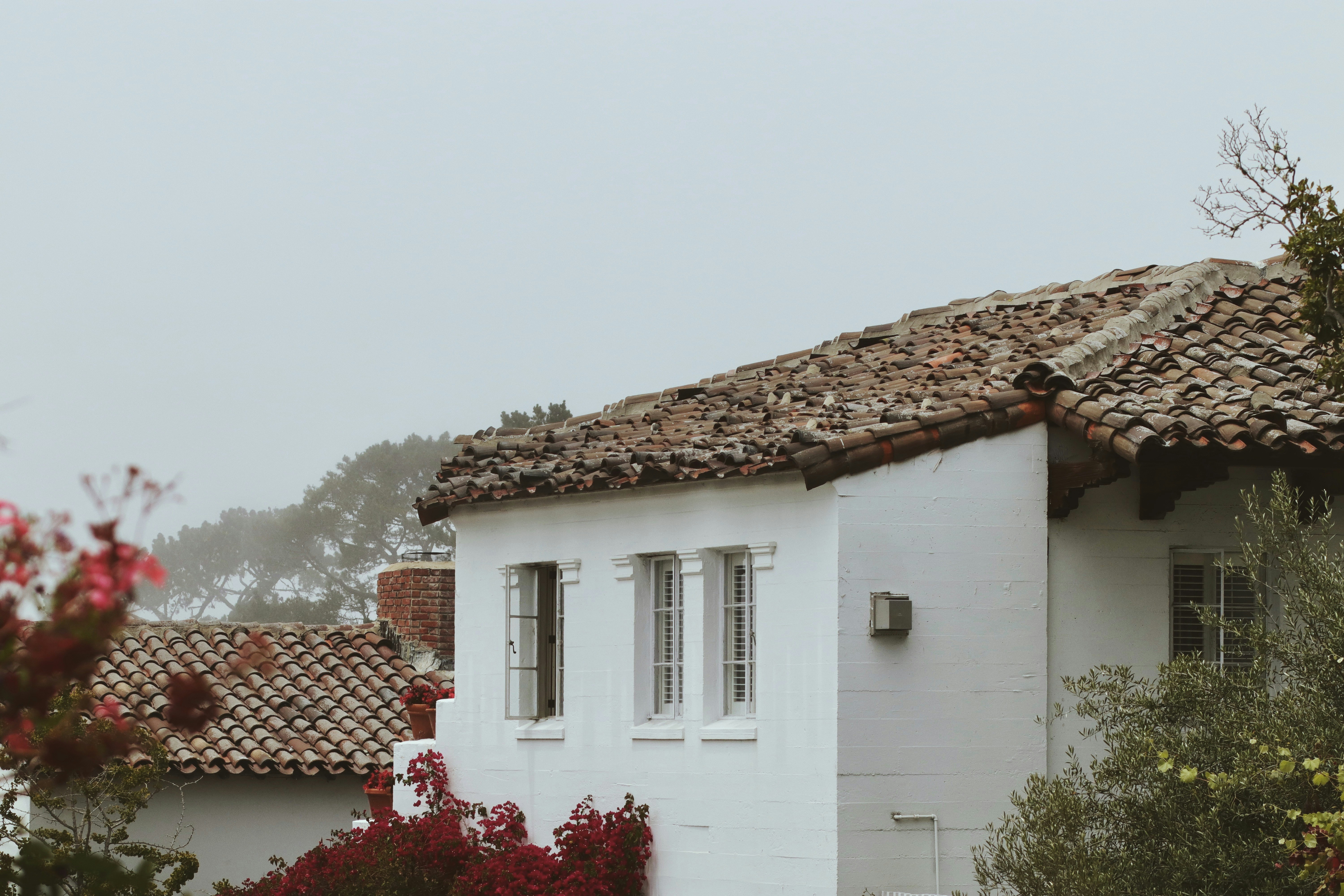 A white house with a roof photo – Free Roof Image on Unsplash