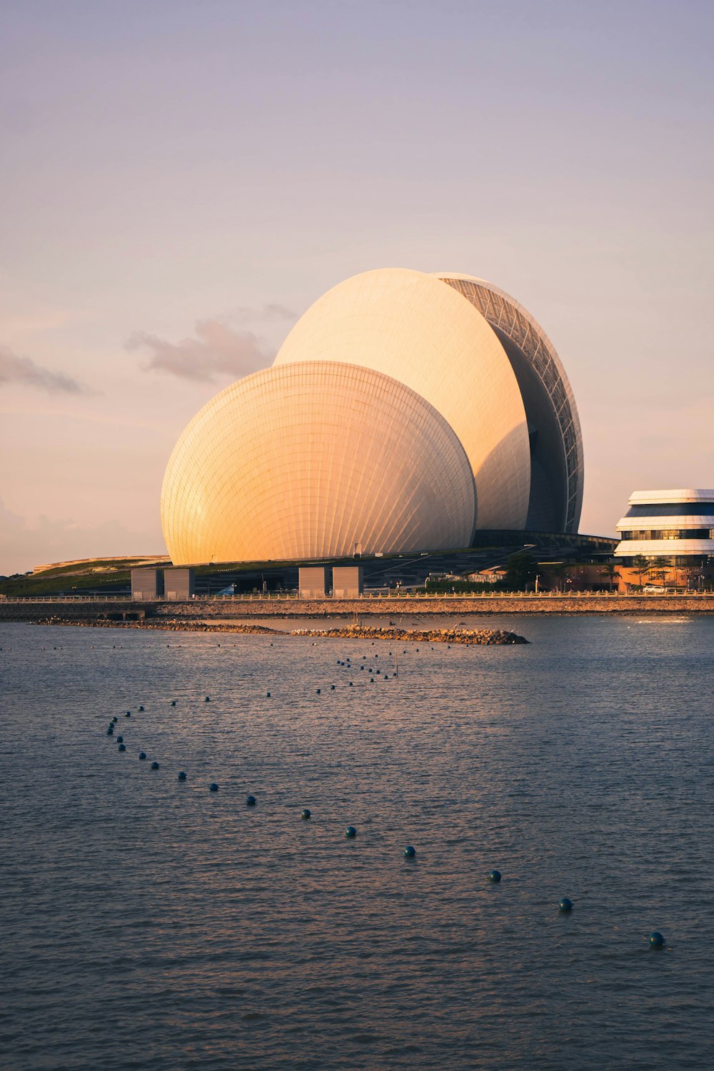 um edifício com uma cúpula no topo