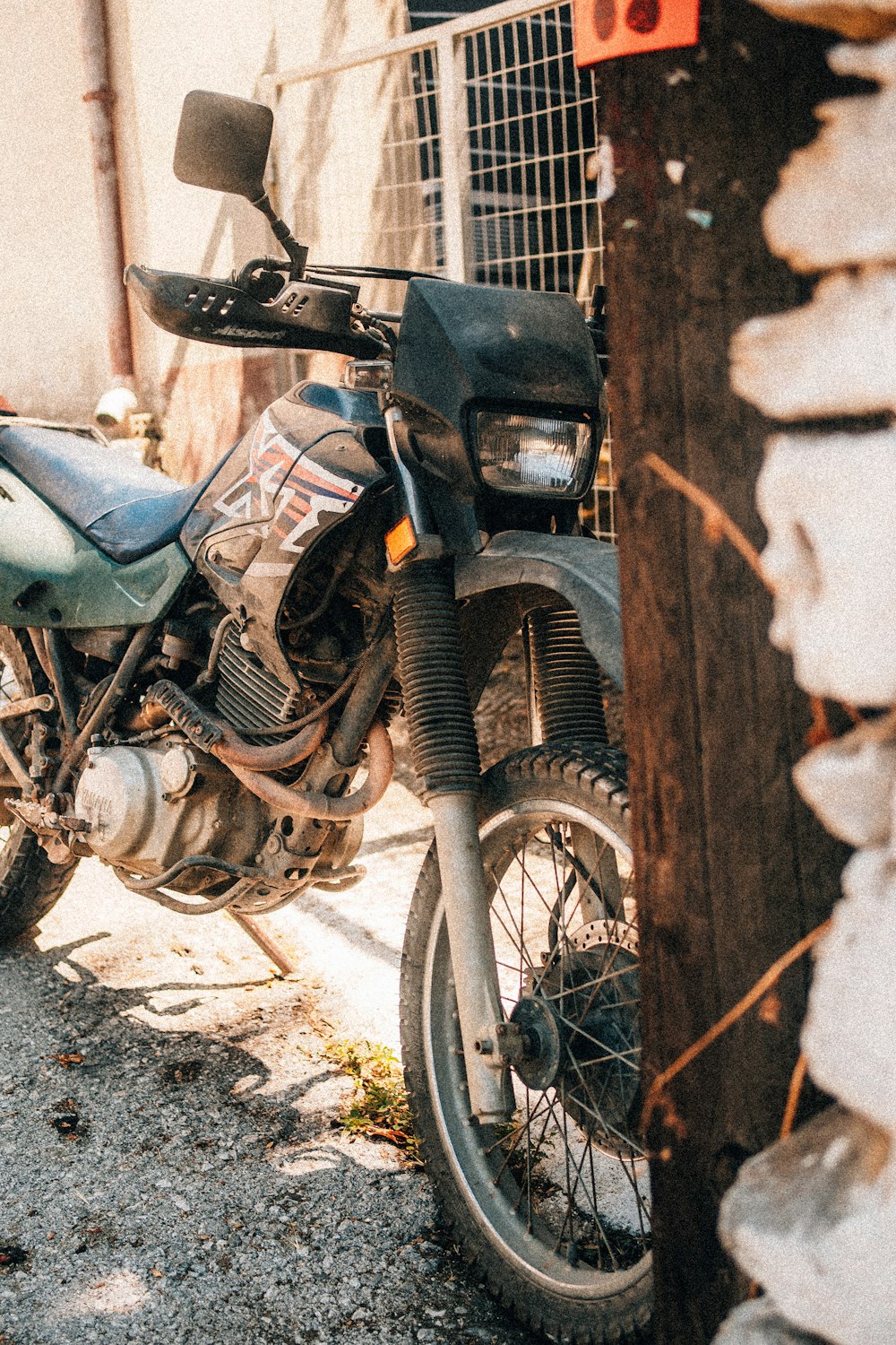 Una motocicleta estacionada al lado de un edificio