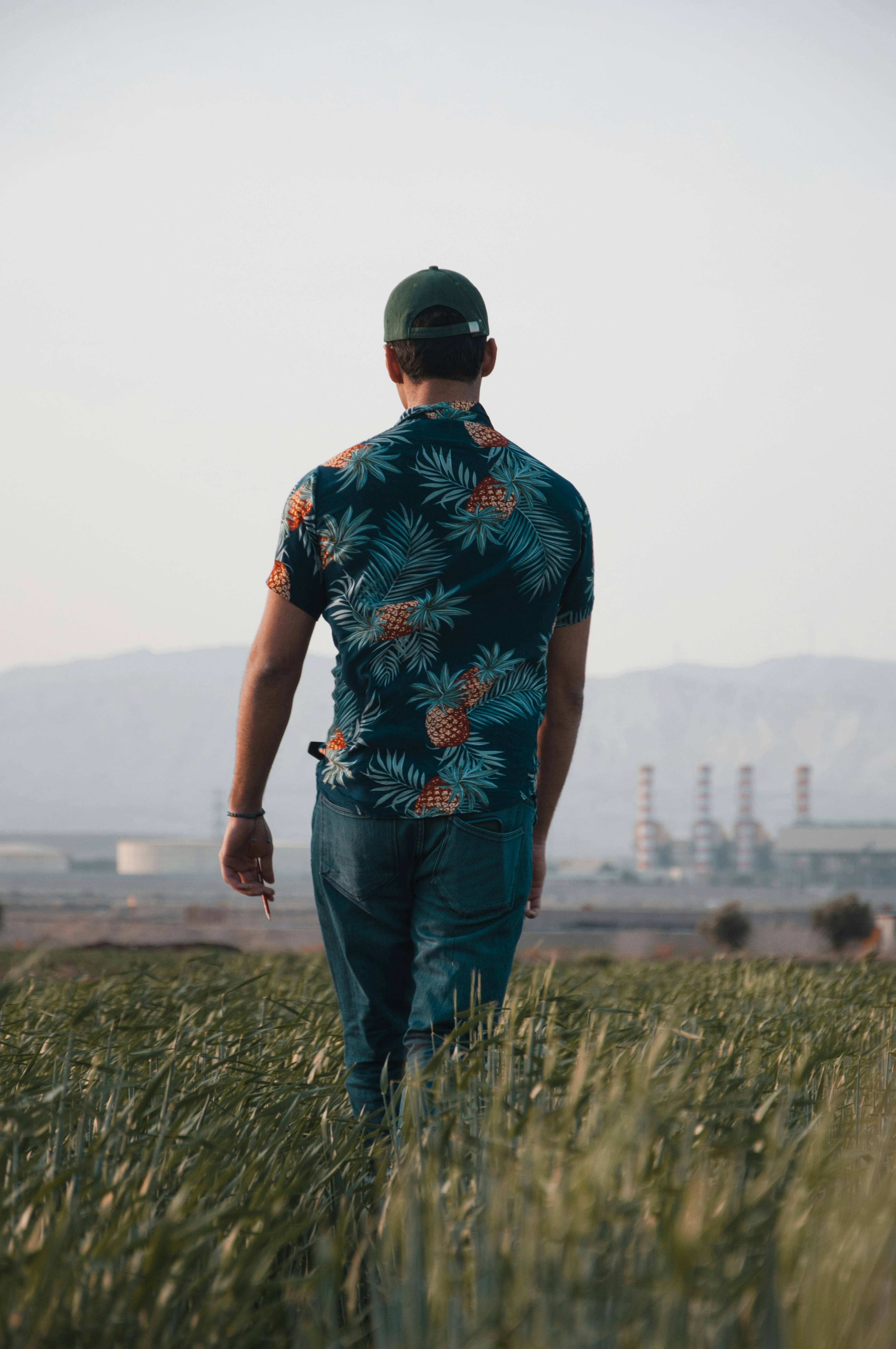 Un hombre caminando en un campo