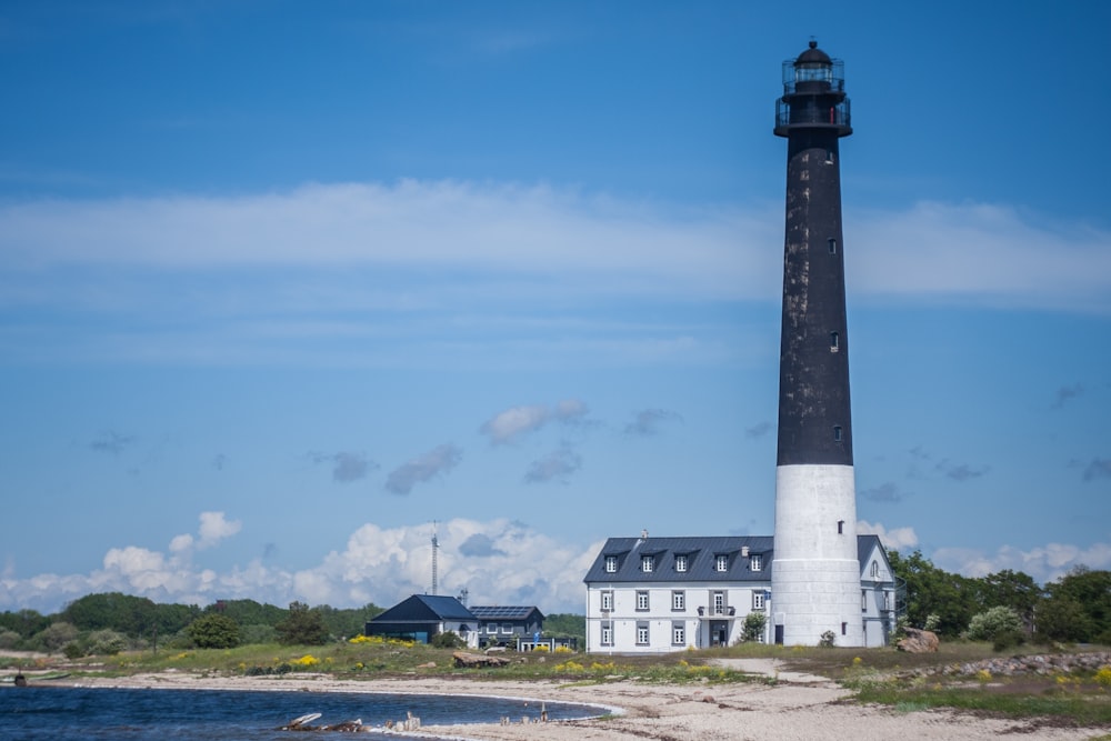 un phare à côté d’un bâtiment