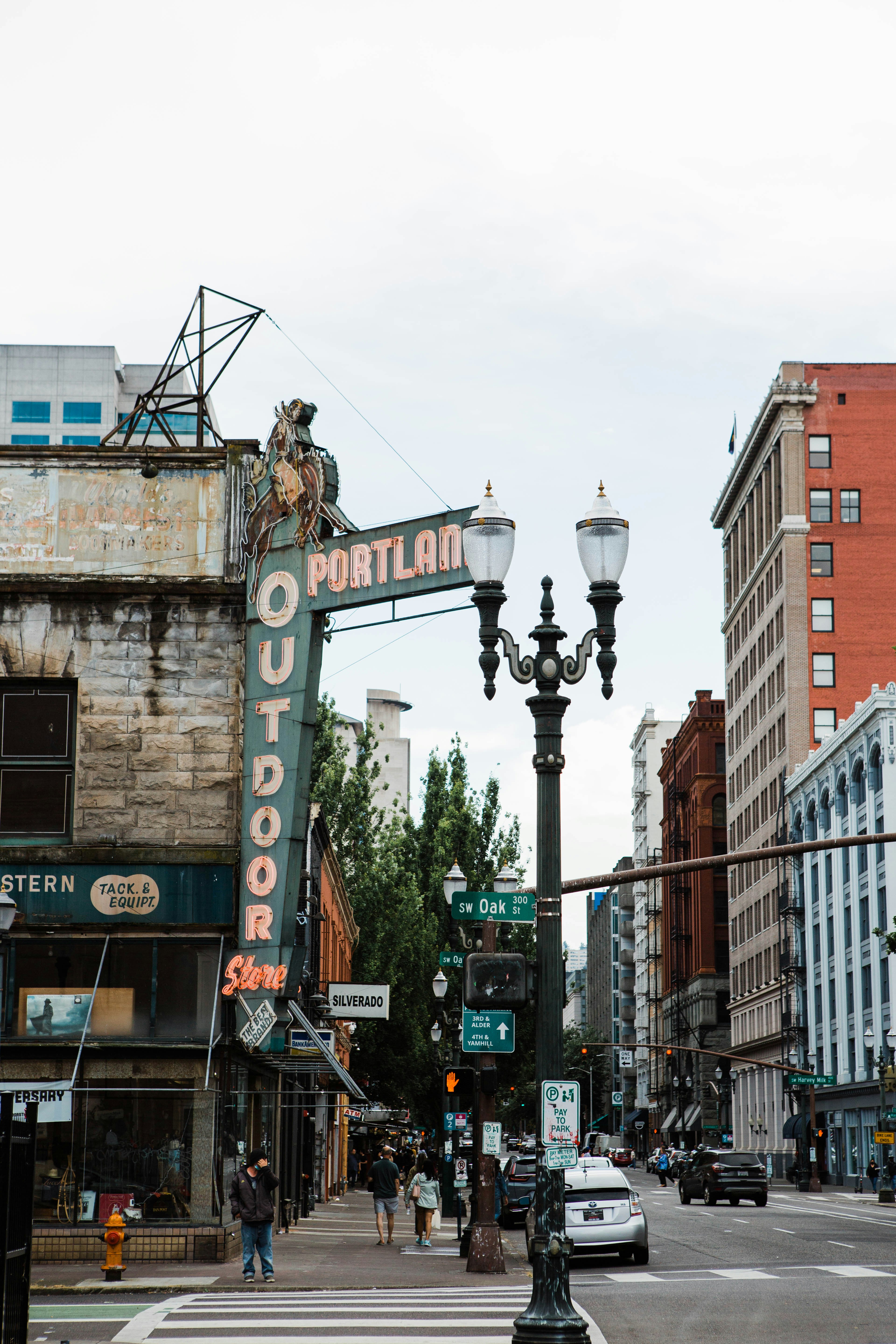 una strada con una statua sopra di essa