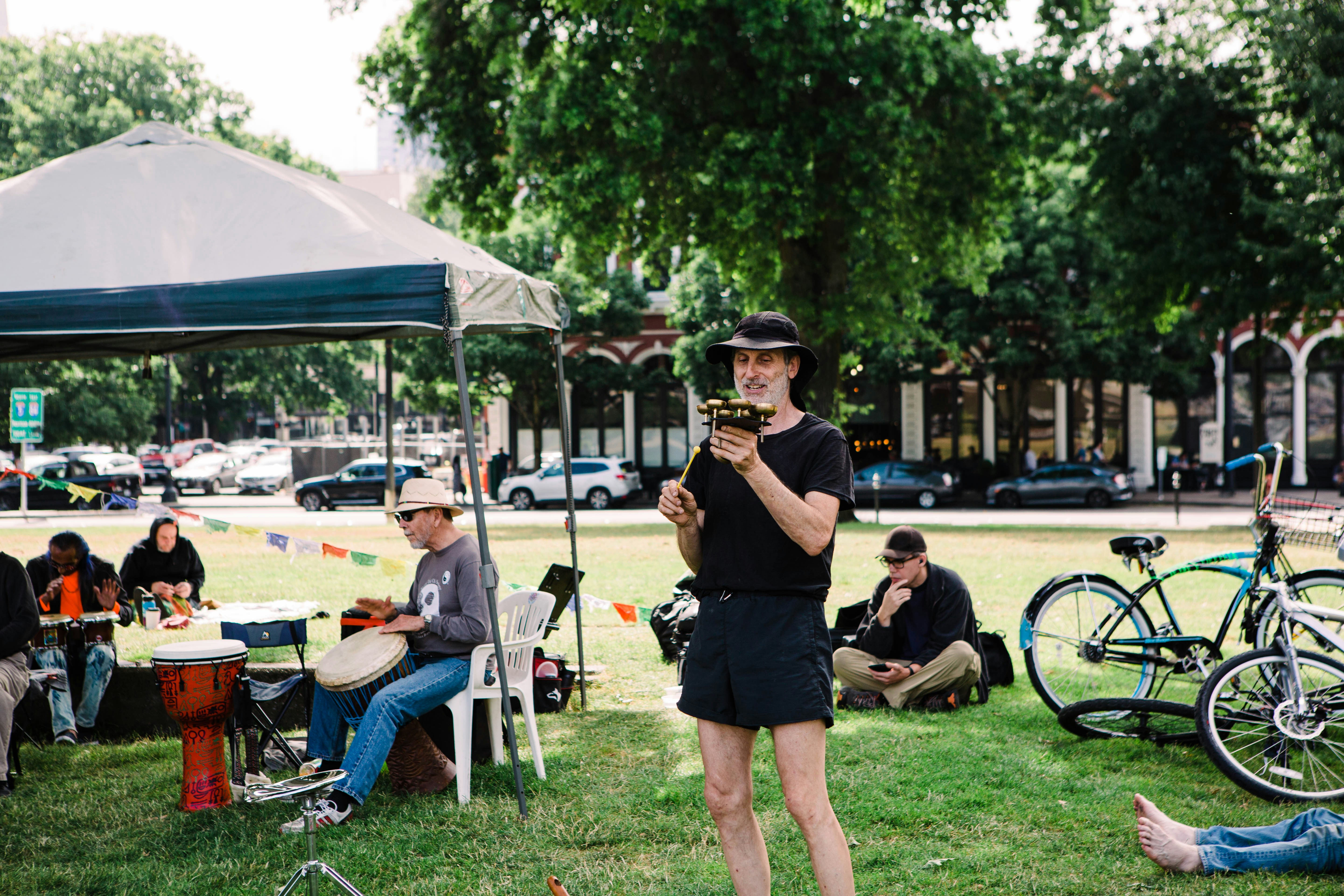 uma pessoa tocando flauta