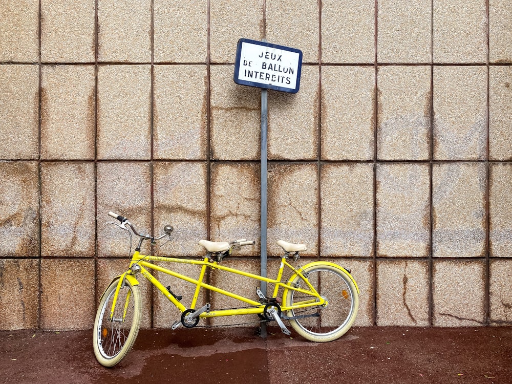 看板の横に停まっている黄色い自転車