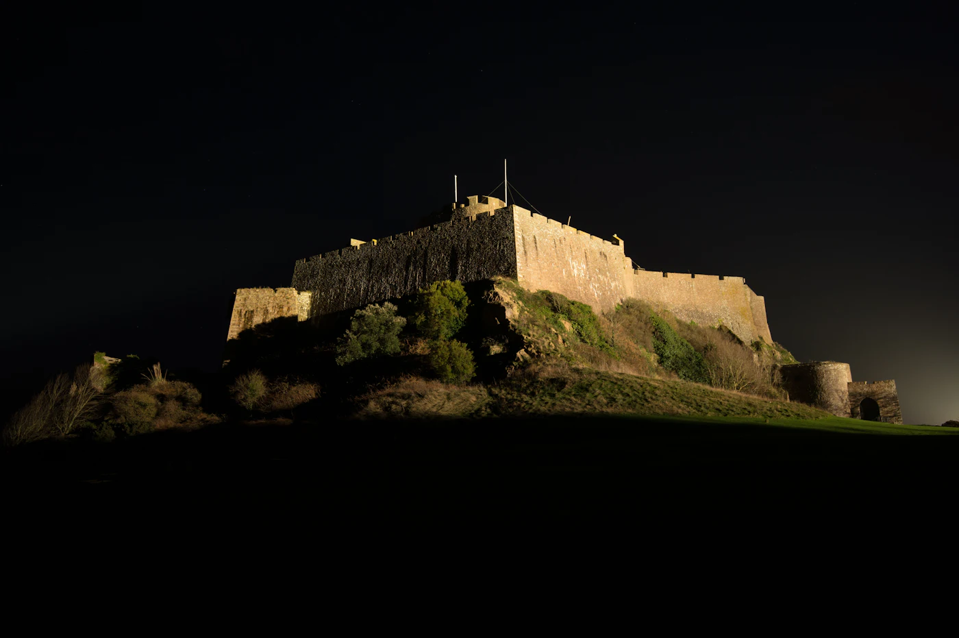 Mont Orgueil Castle über dem Fischerhafen von Gorey