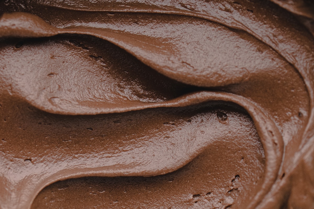 Schokolade Gelato mit passenden Zutaten