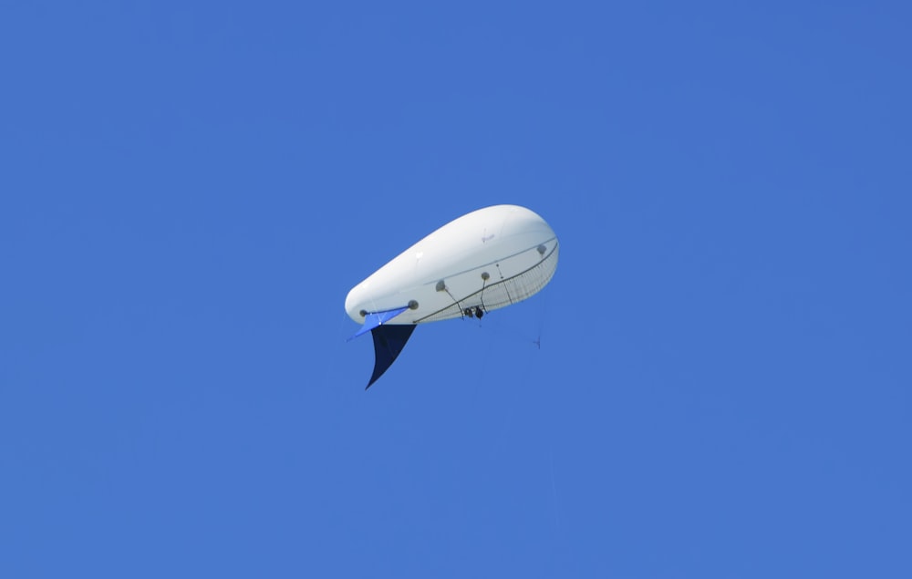 una persona in aria con un paracadute