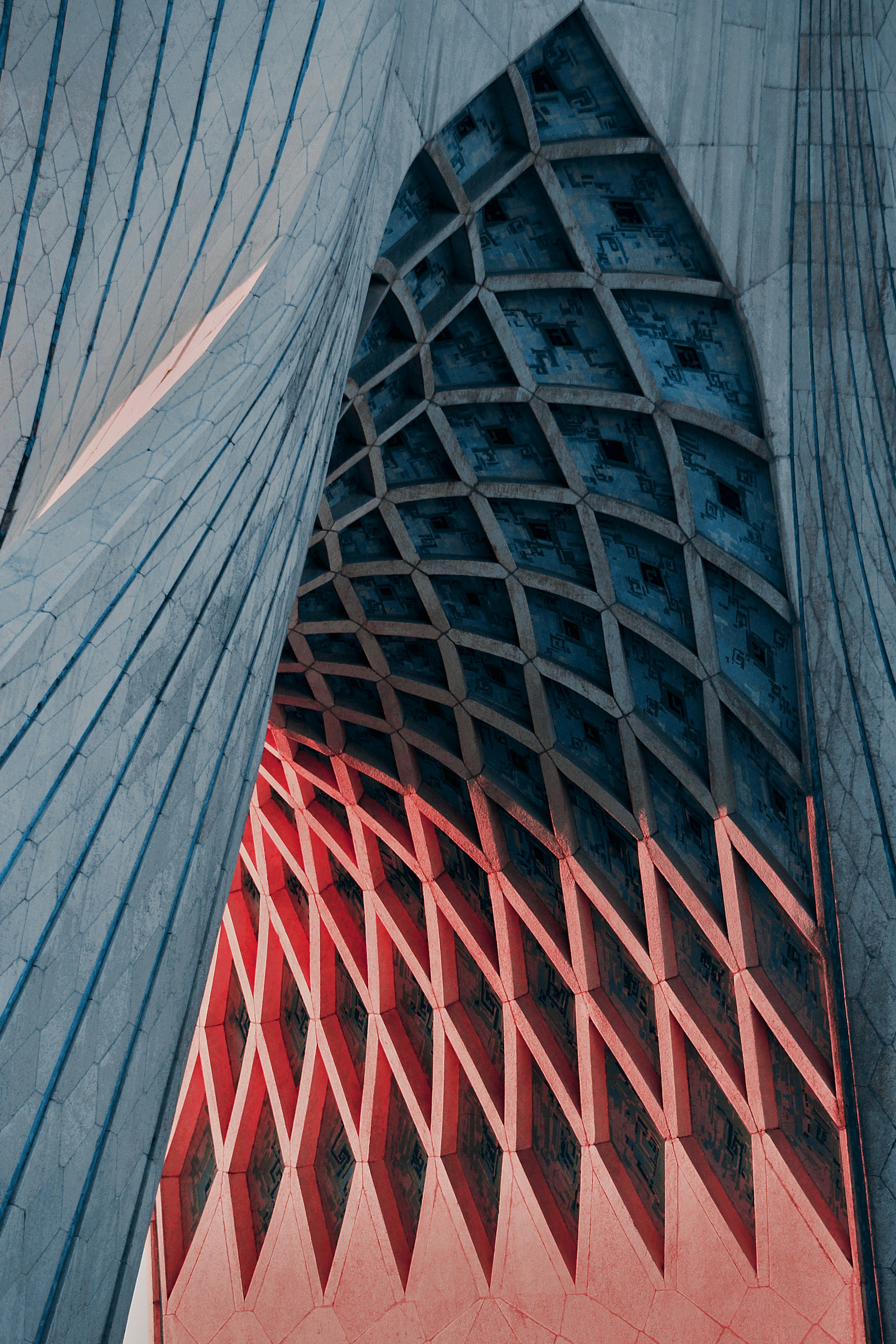 Un edificio alto con muchas ventanas