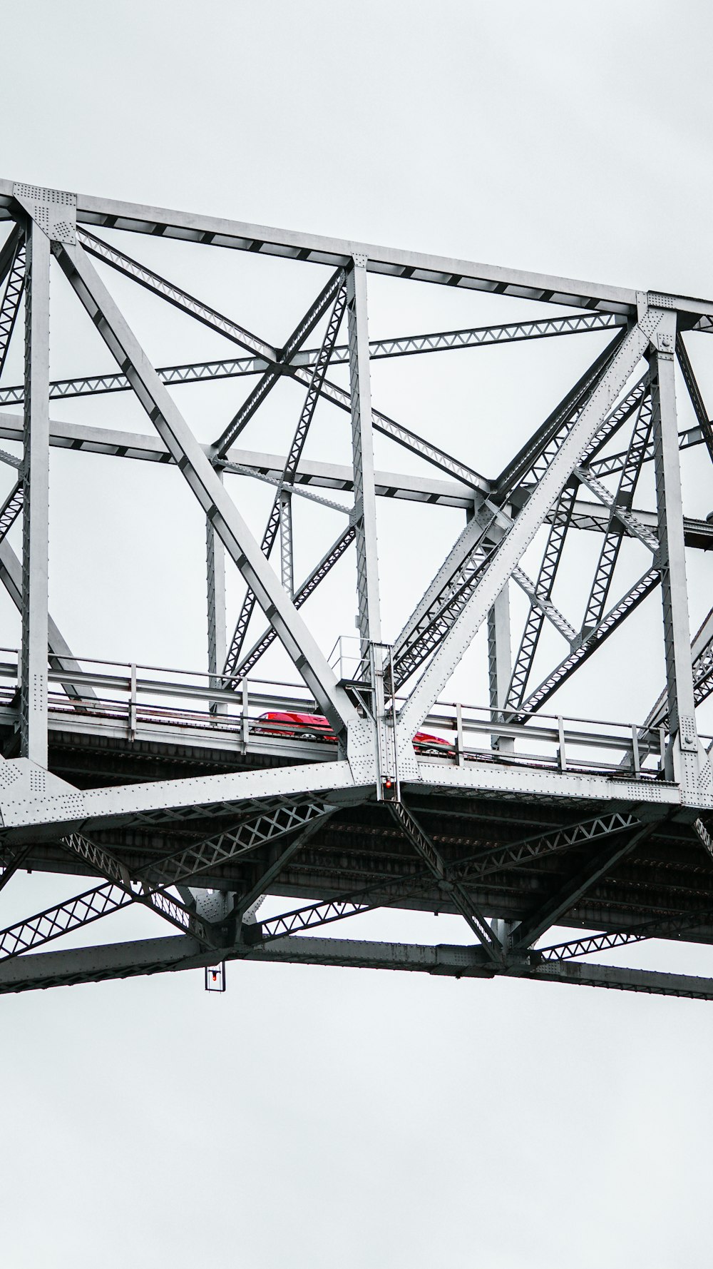 Ein Zug auf einer Brücke