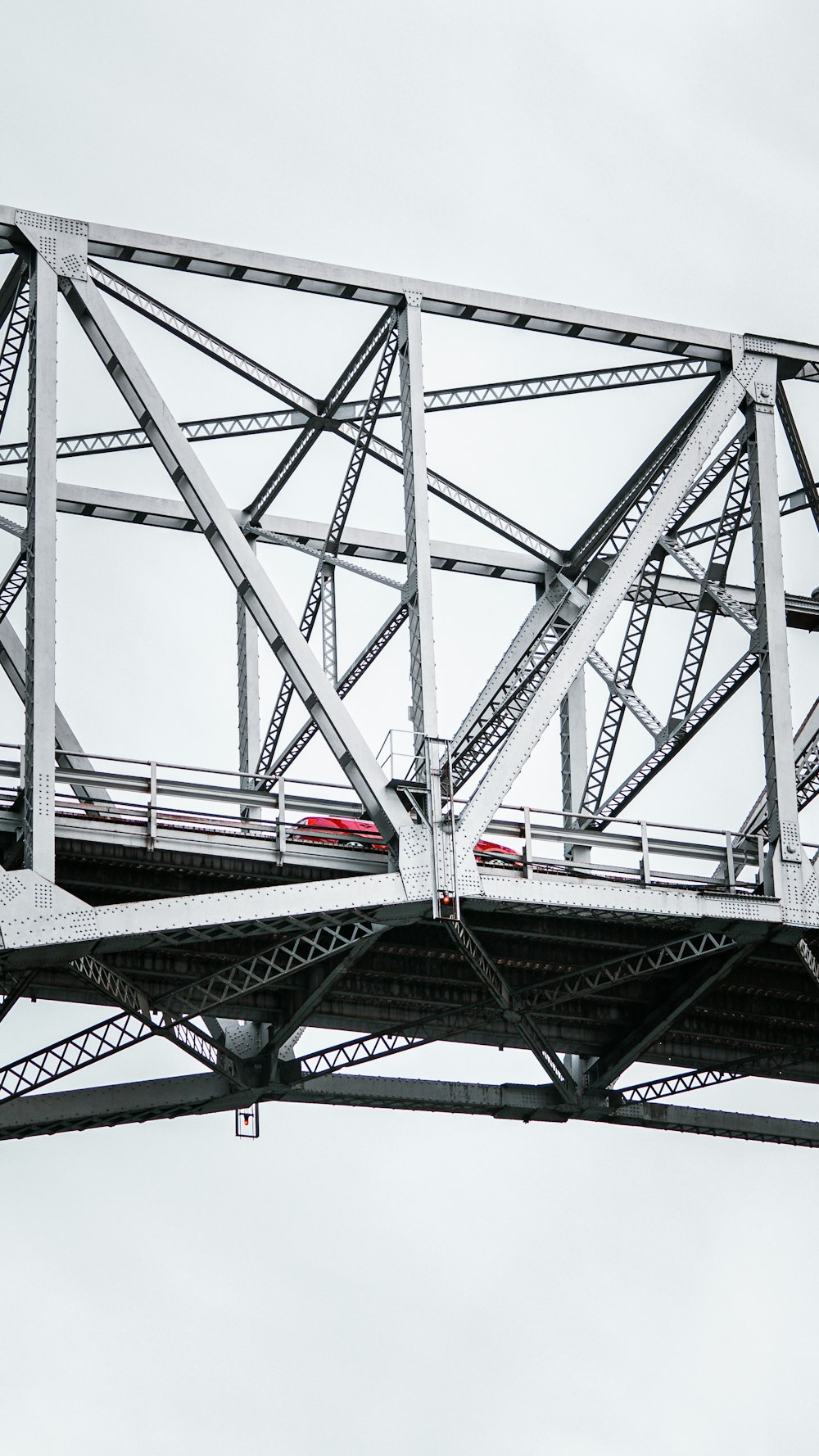 Un train sur un pont