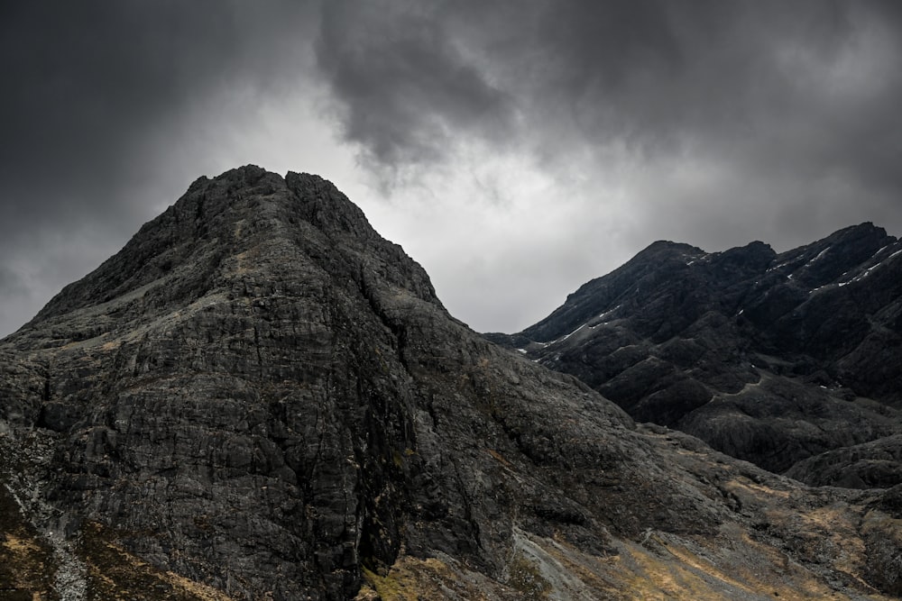 una montagna con le nuvole sopra