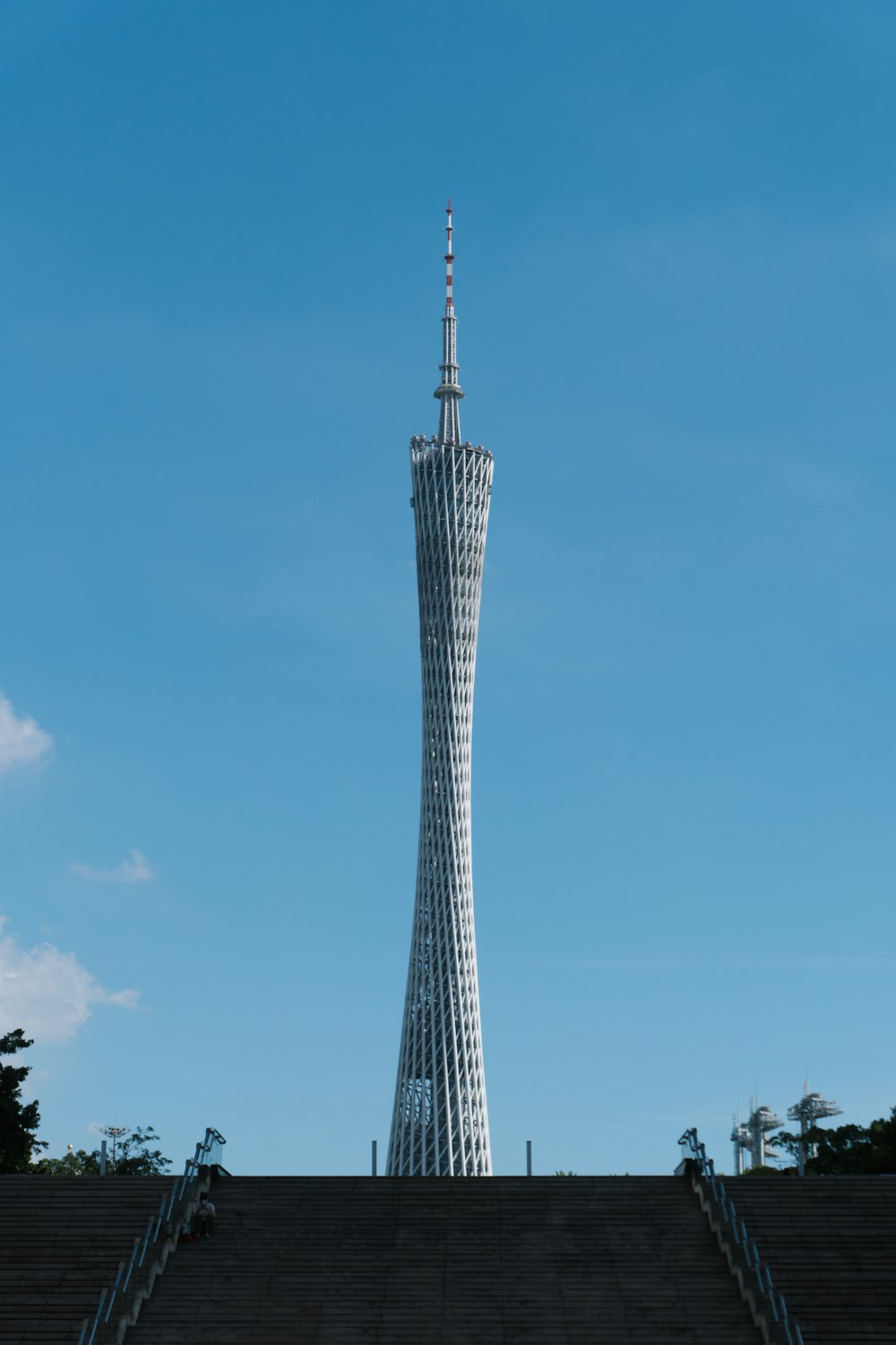 尖った頂上の高い塔