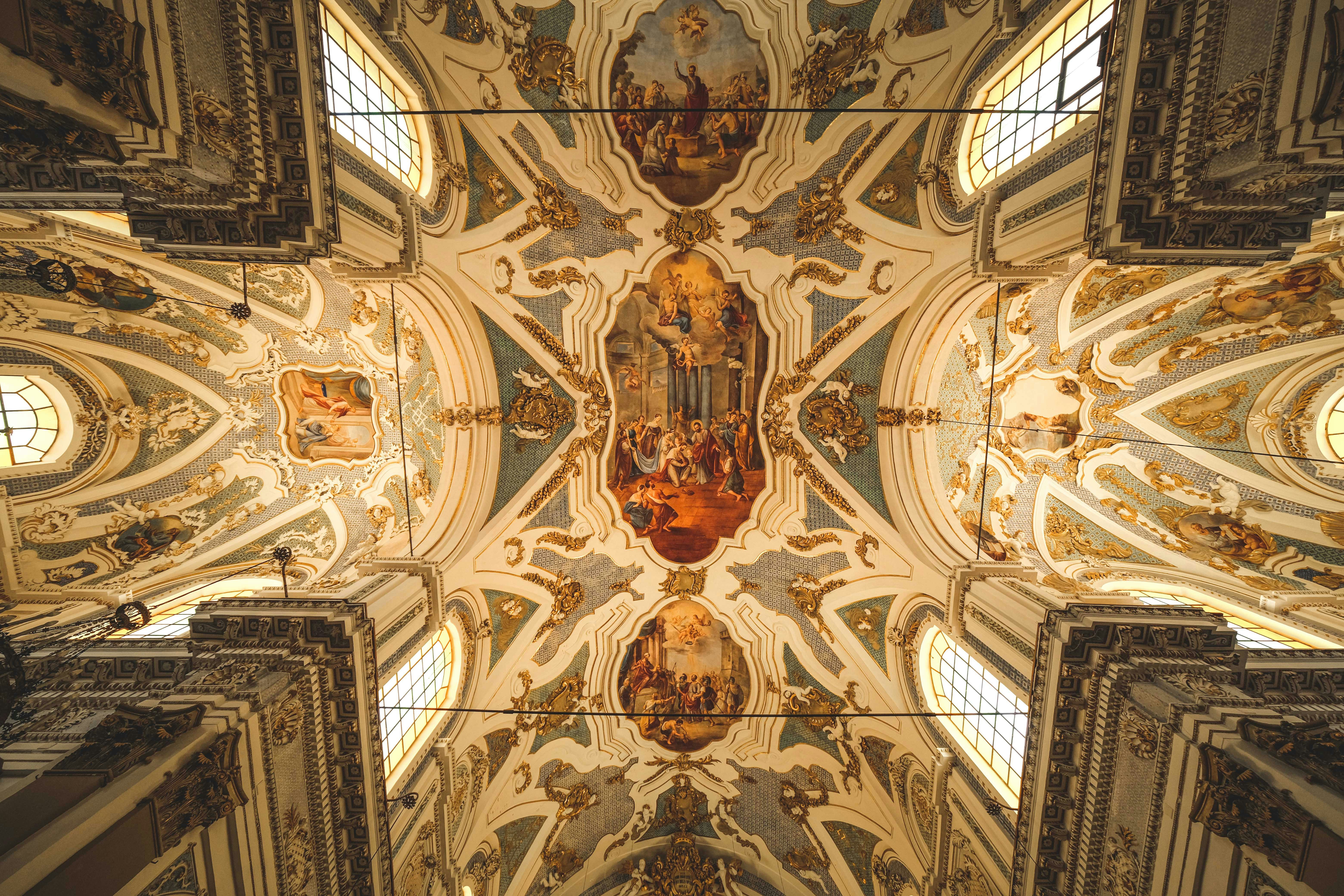 Um teto abobadado com muitas janelas foto – Imagem grátis sobre  Espiritualidade na Unsplash, image size:3000x2000
