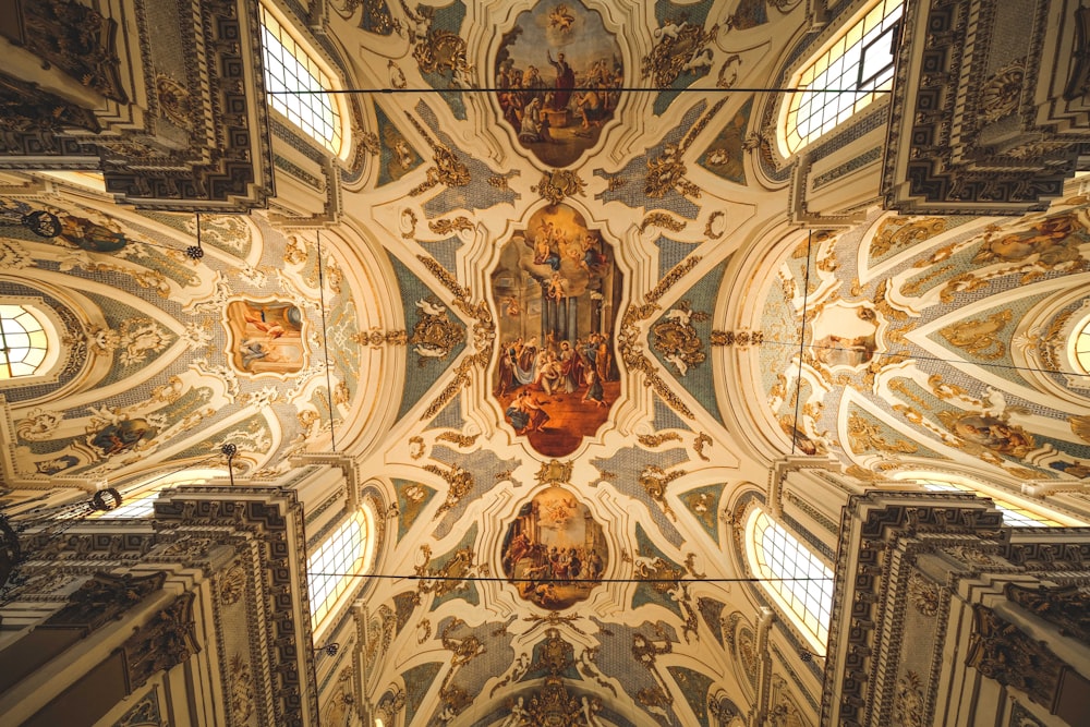 a domed ceiling with many windows