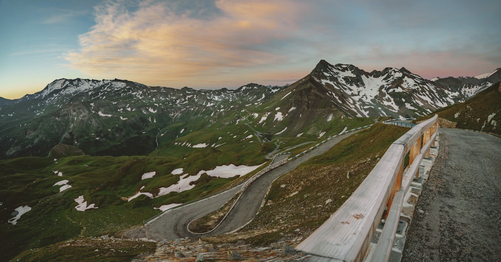 Una carretera que atraviesa una región montañosa nevada