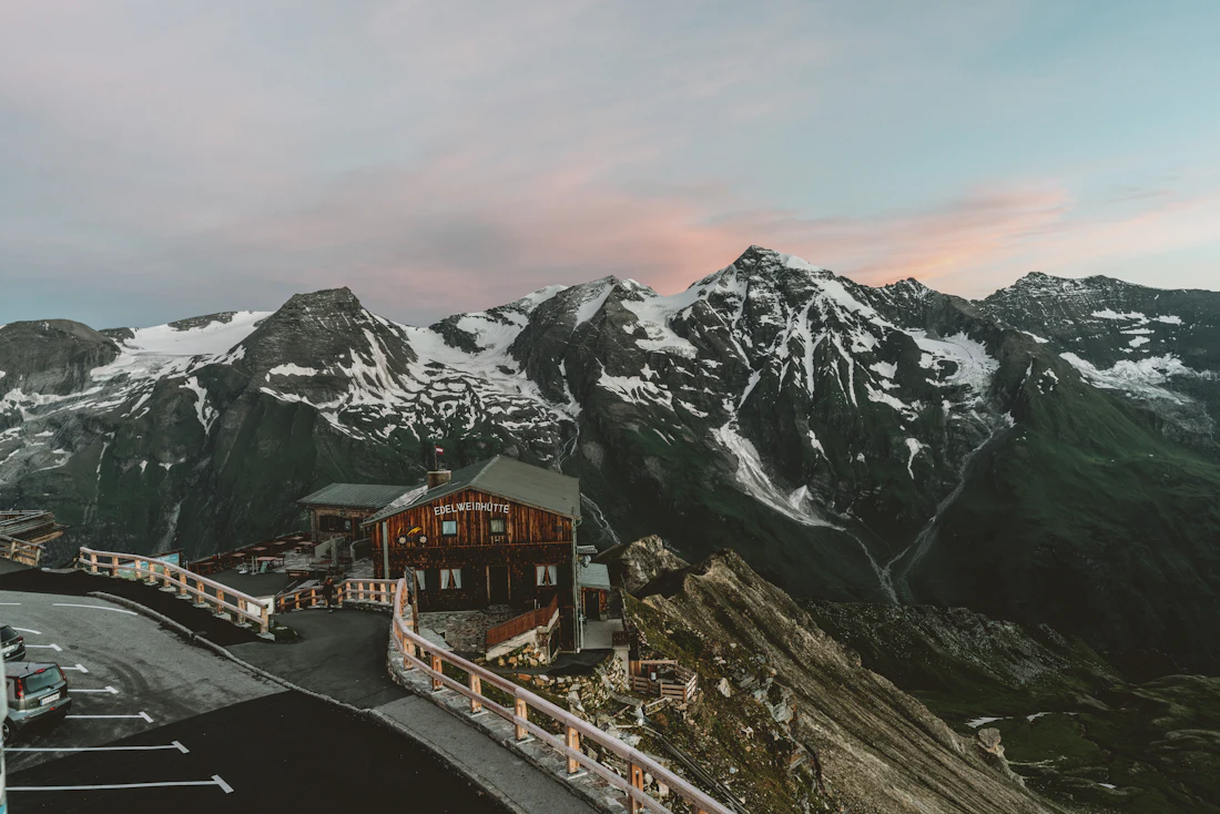 Berghut in een besneeuwd berglandschap bij Kaprun