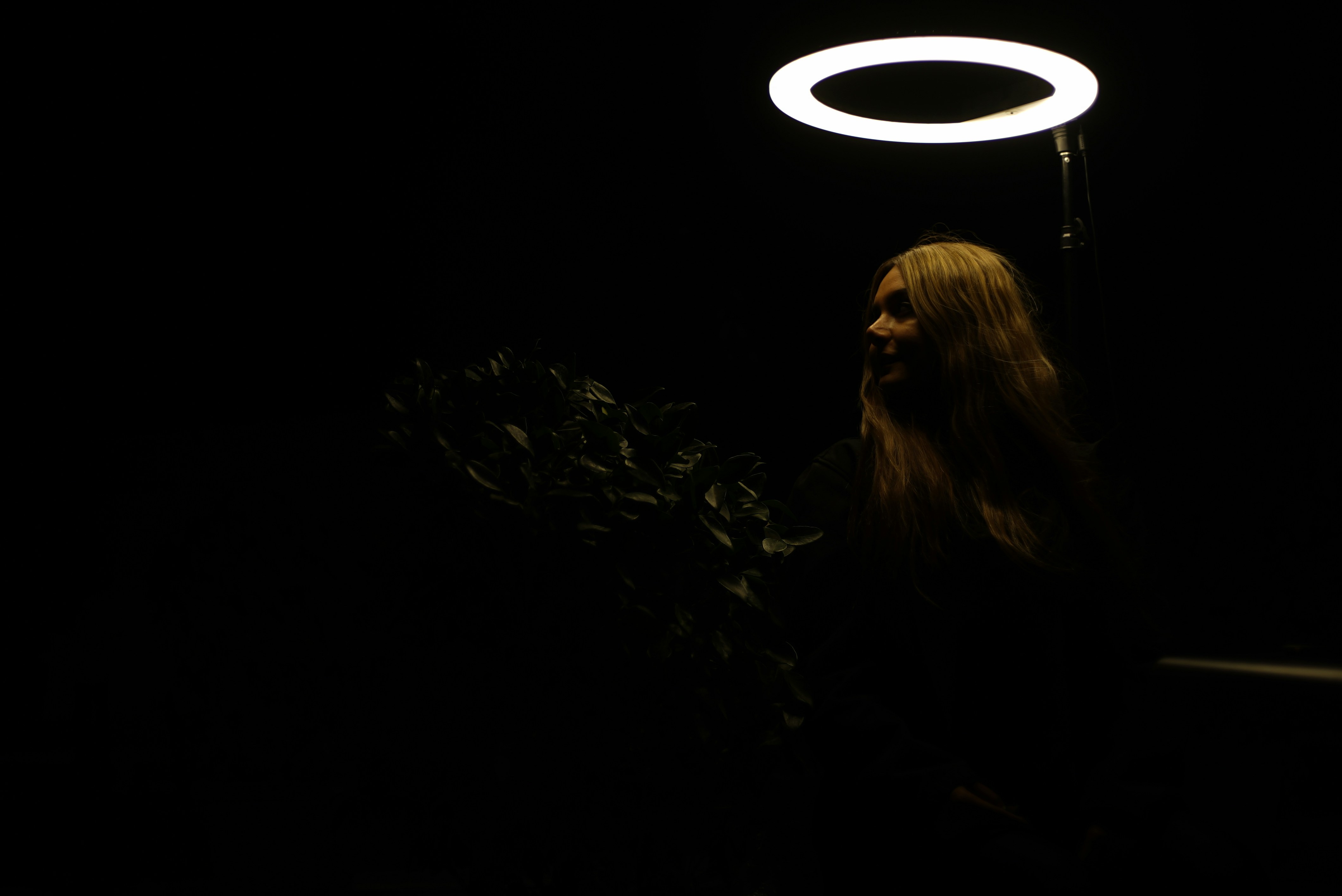 uma pessoa olhando para uma luz