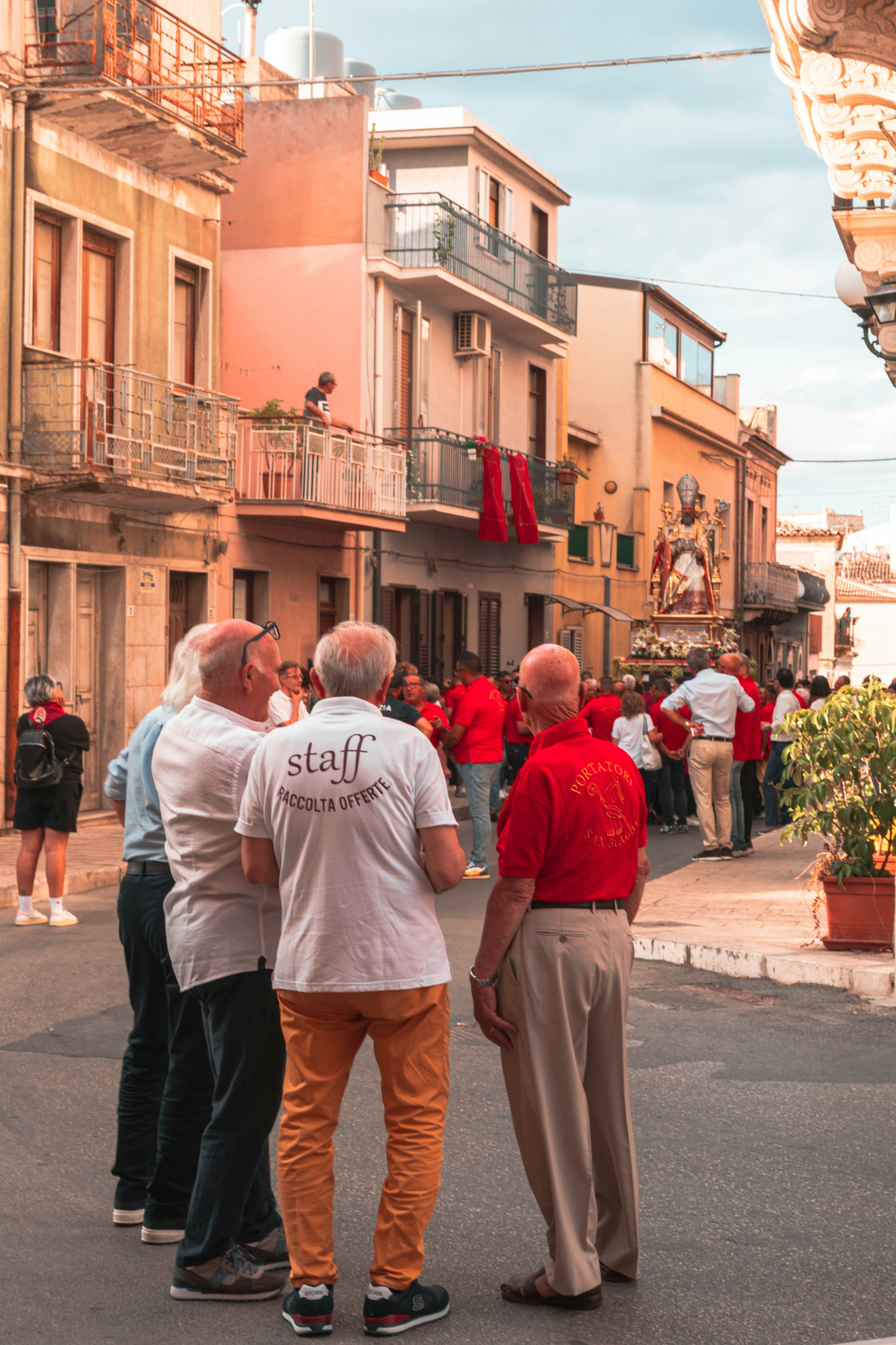 Eine Gruppe von Menschen, die auf einer Straße stehen