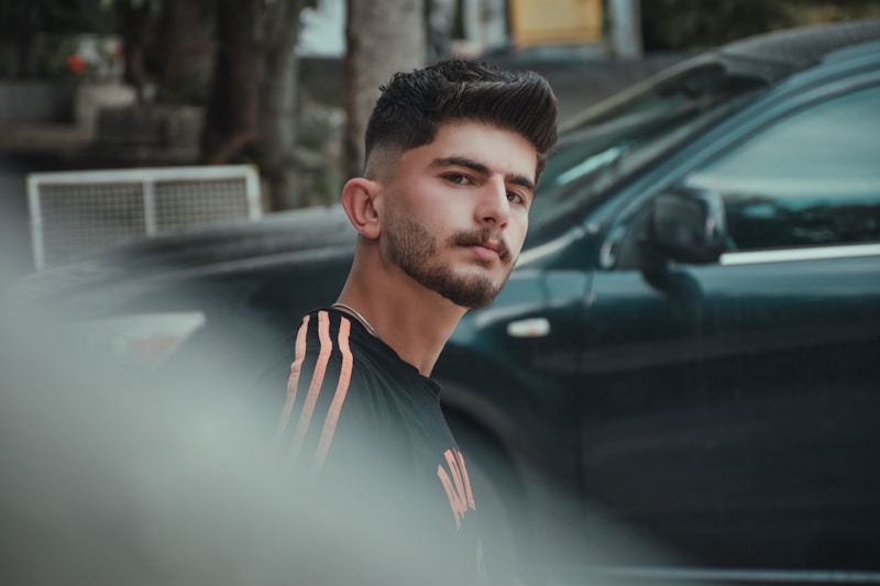 Kravatlı lüks otomobil önünde olgun erkek