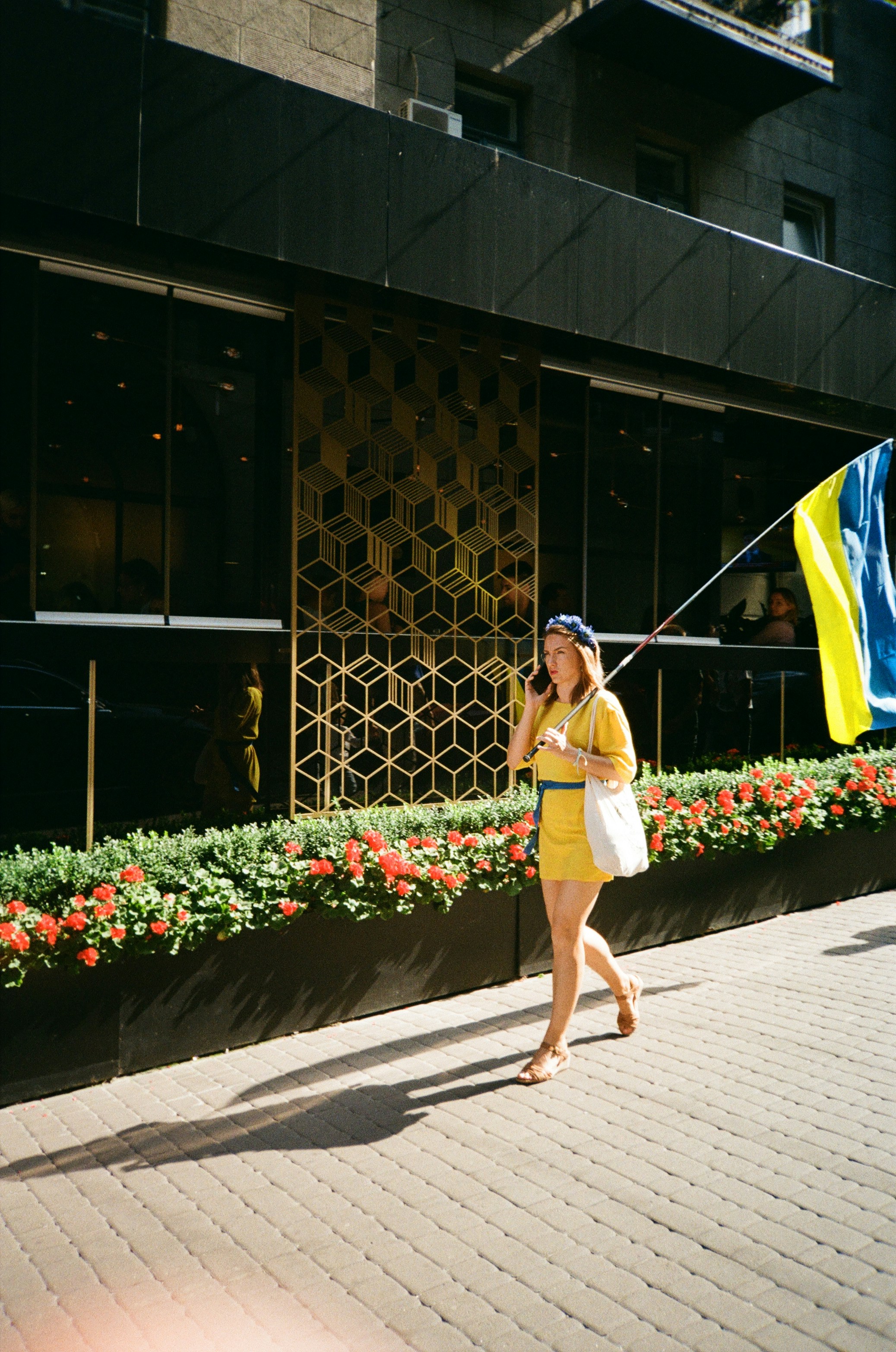 una persona caminando por una acera