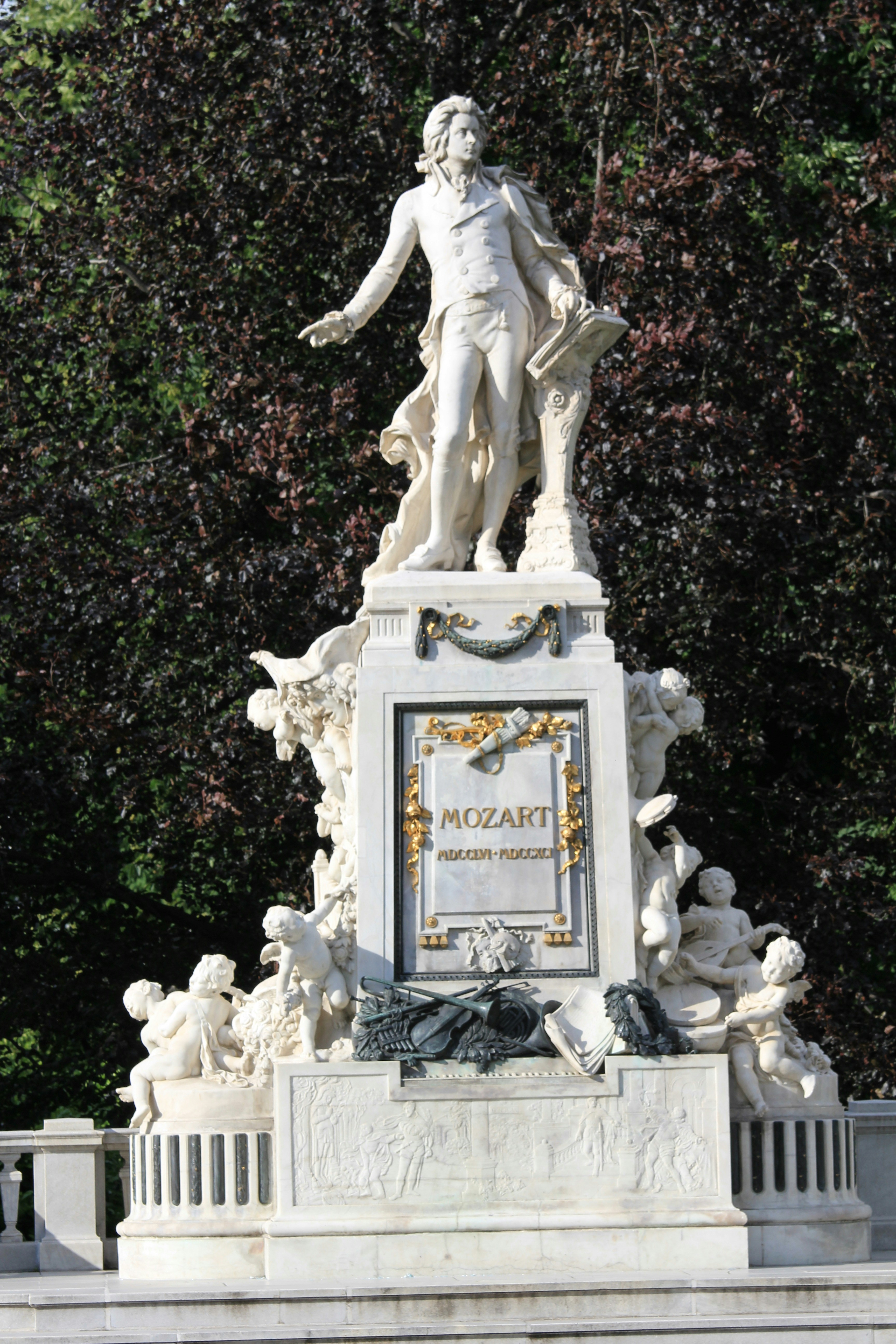 une statue d’une personne tenant un livre
