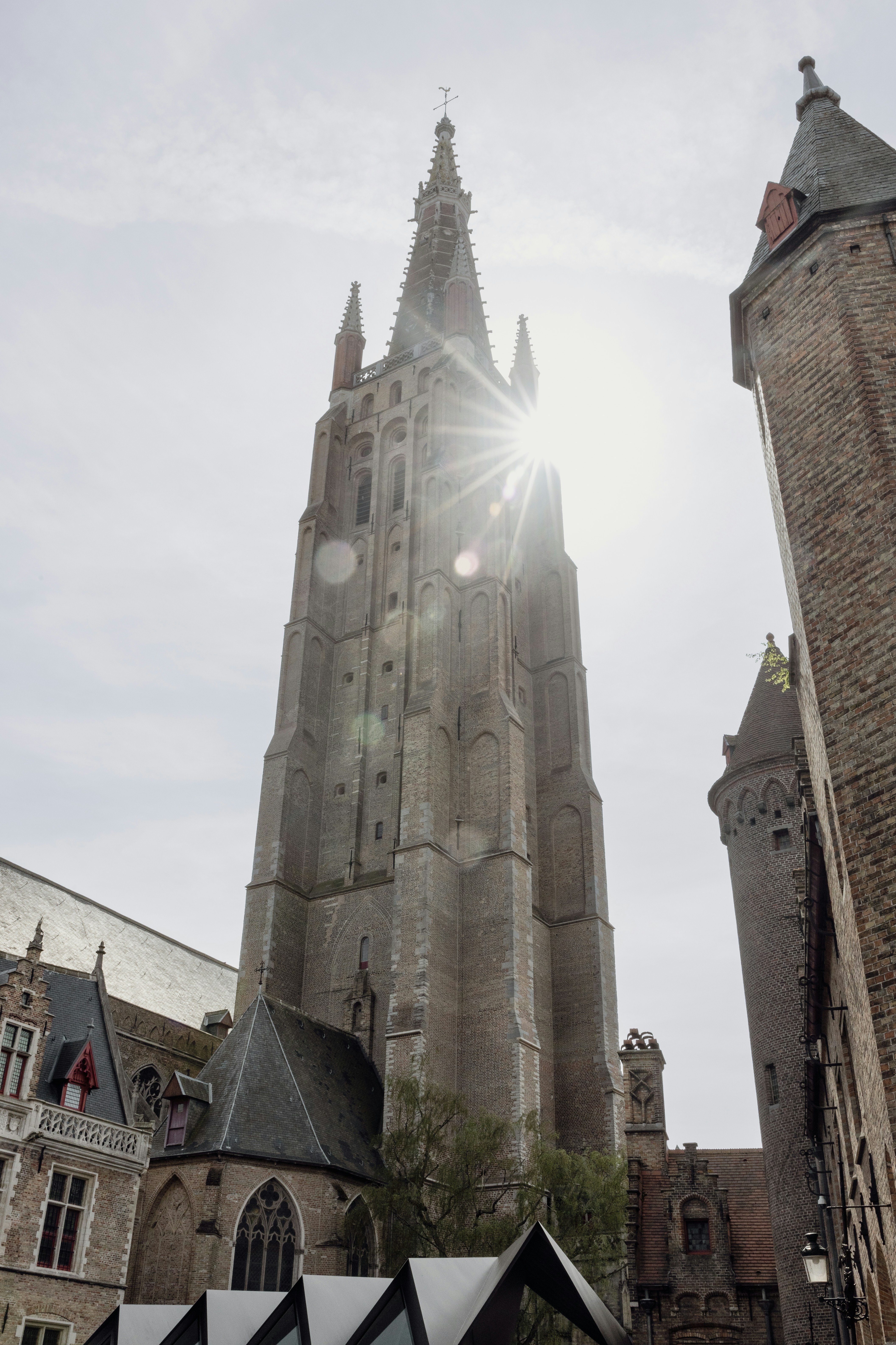 ein großes Gebäude mit einem Turm