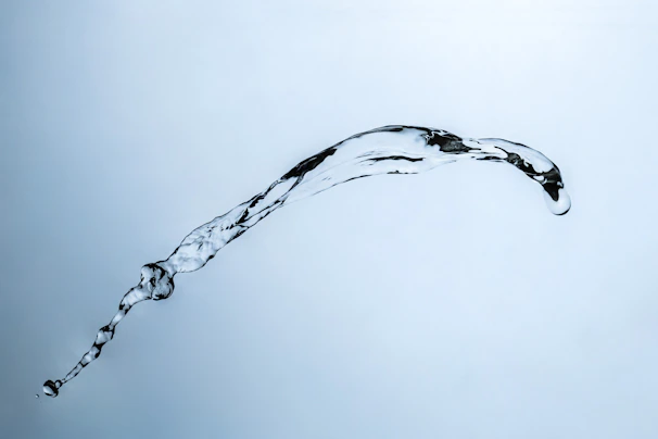 3D style rendering of a hydropneumatic system with water flow highlighted in aqua tones.