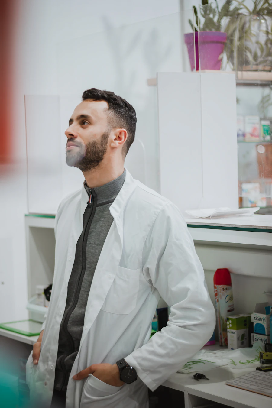 Farmacêutico confiante em jaleco branco