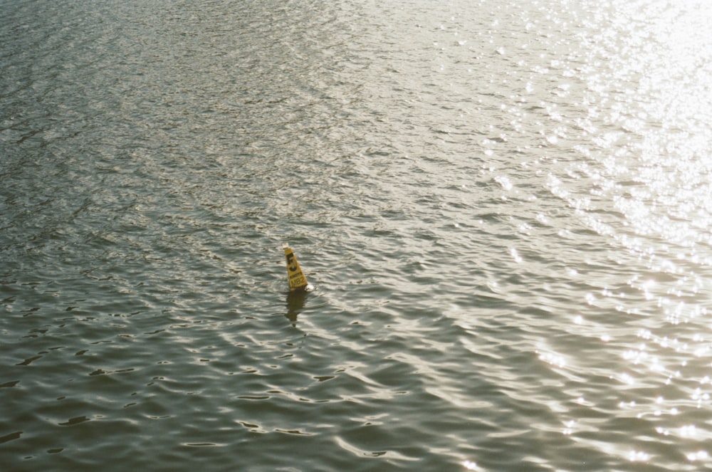 Un objeto amarillo flotando en el agua