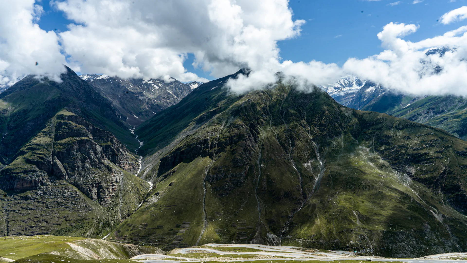 Delhi Airport to Manali by taxi