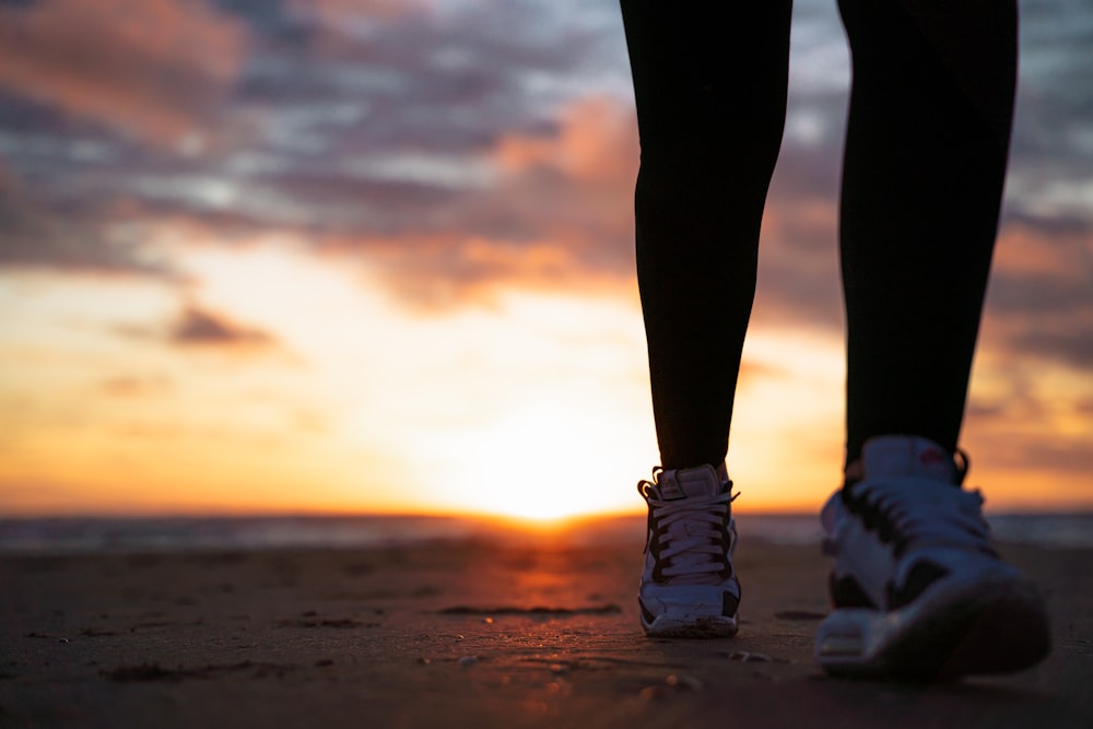 gambe e scarpe di una persona