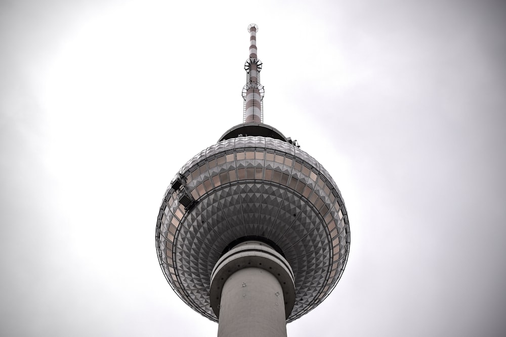 ベルリンフェルンセトゥルムを背景にした尖った頂上の高い塔