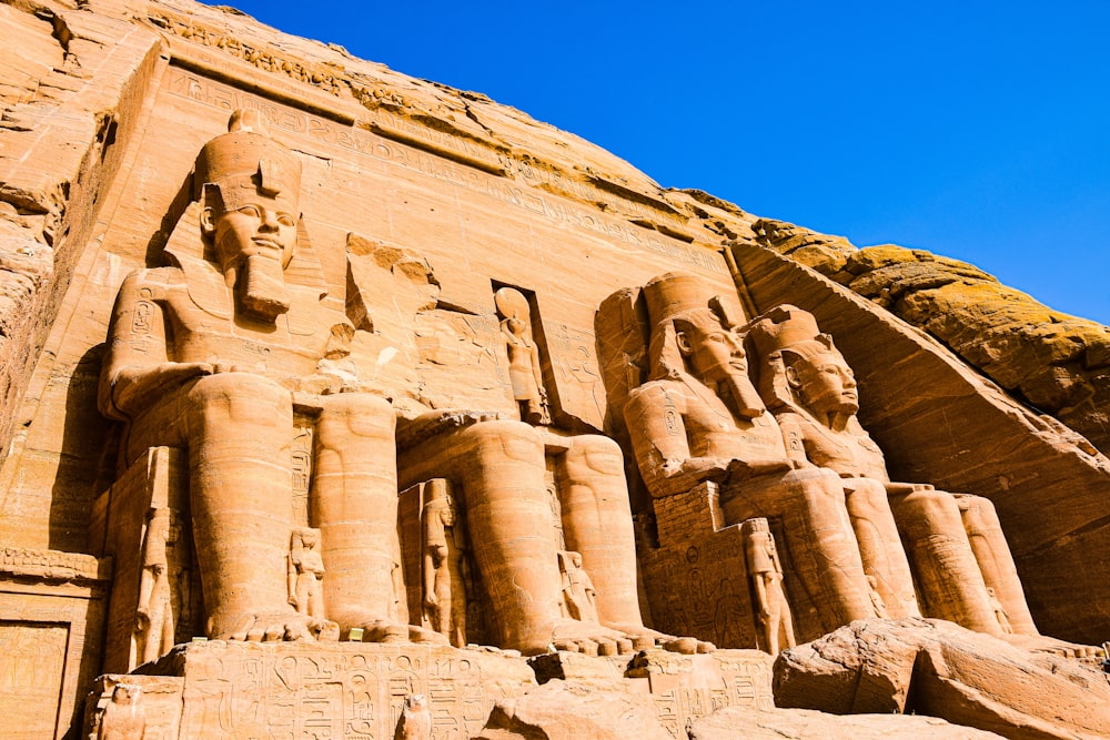 un gran edificio antiguo con templos de Abu Simbel al fondo